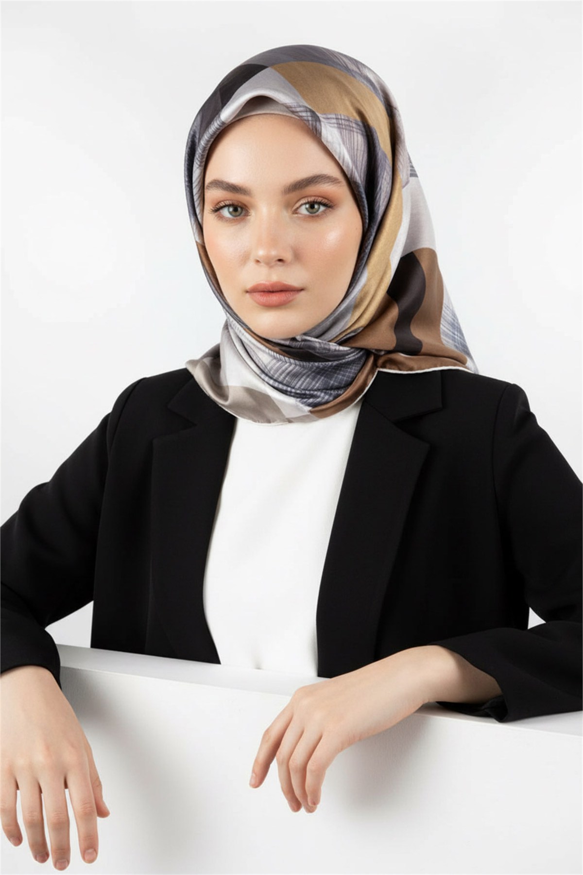 Twill Geometrik Desenli Gri Renkli 90x90 Eşarp (İpek İçermez) Kenar Dikiş Şekli El Dikişli