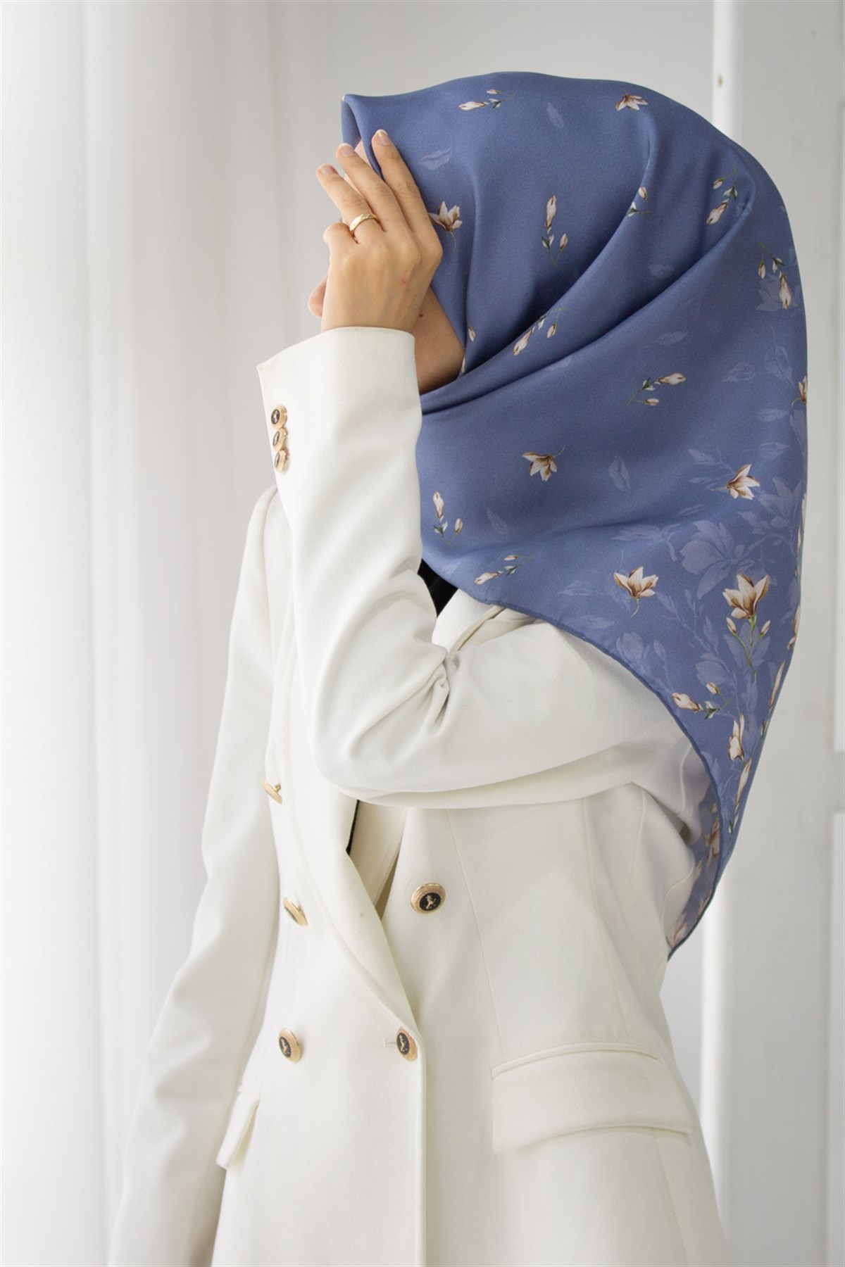 %100 Twill İpek Çiçek Desenli Bebe Mavisi Renkli 90x90 Eşarp Dikim Şekli : El Dikişi