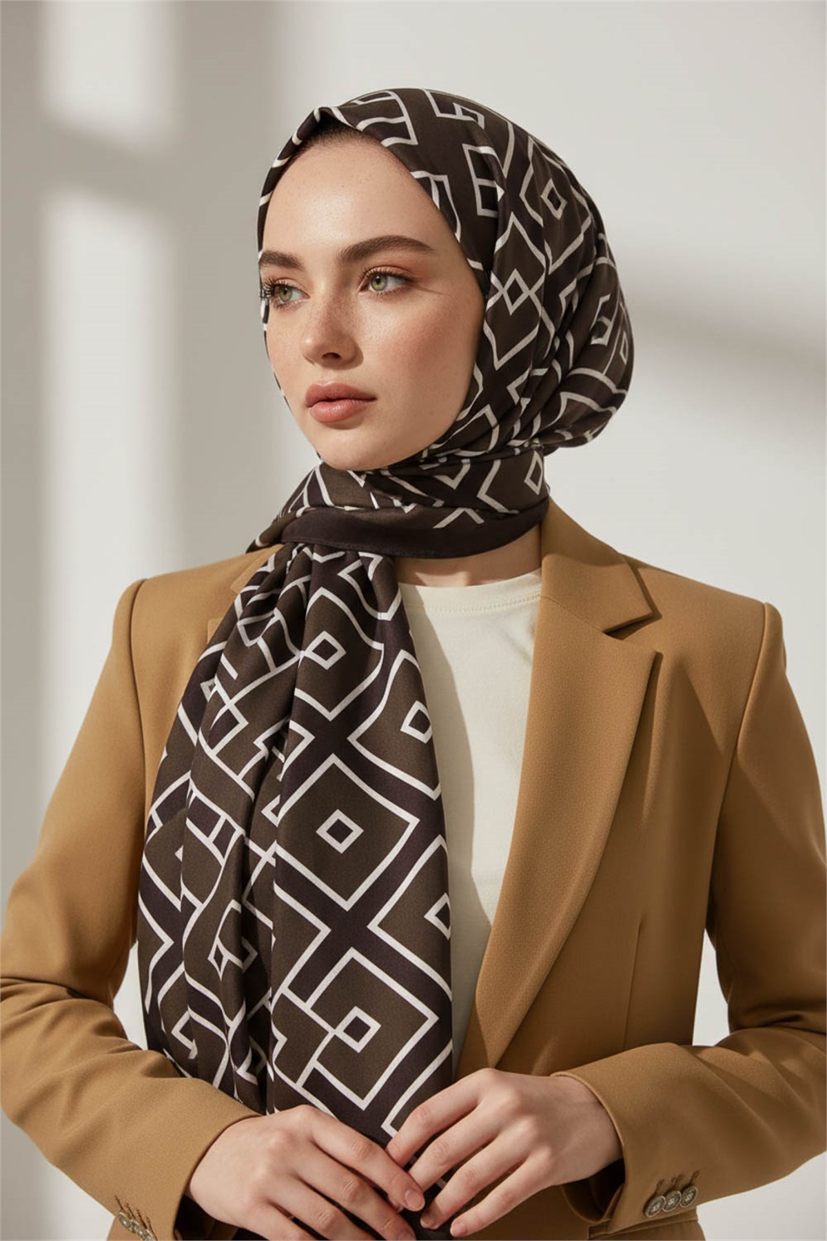 KREP GEOMETRİK DESENLİ KAHVERENGİ RENKLİ 75X195 KIRIŞMAZ ŞAL