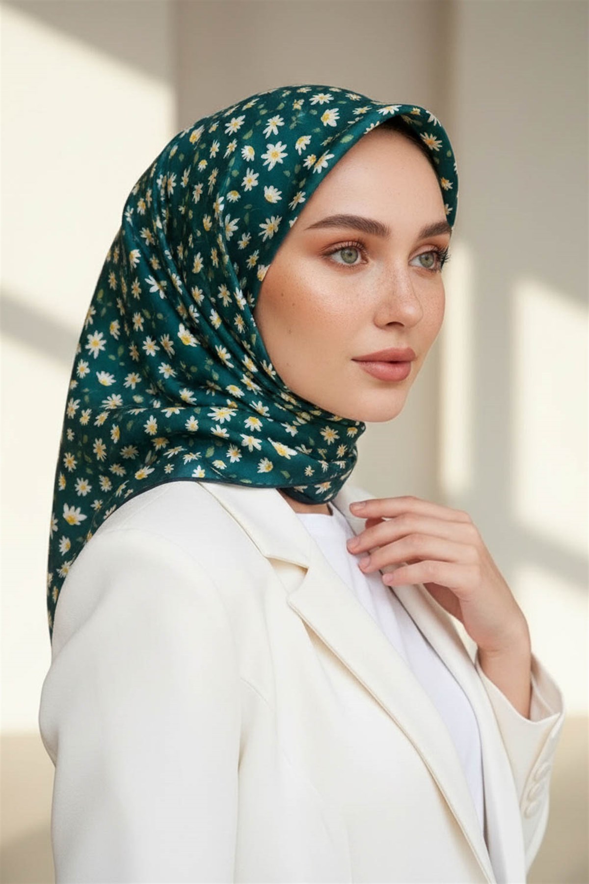 %100 Twill İpek Papatya Desenli Petrol Mavisi Renkli 90x90 Eşarp Dikim Şekli : El Dikişi