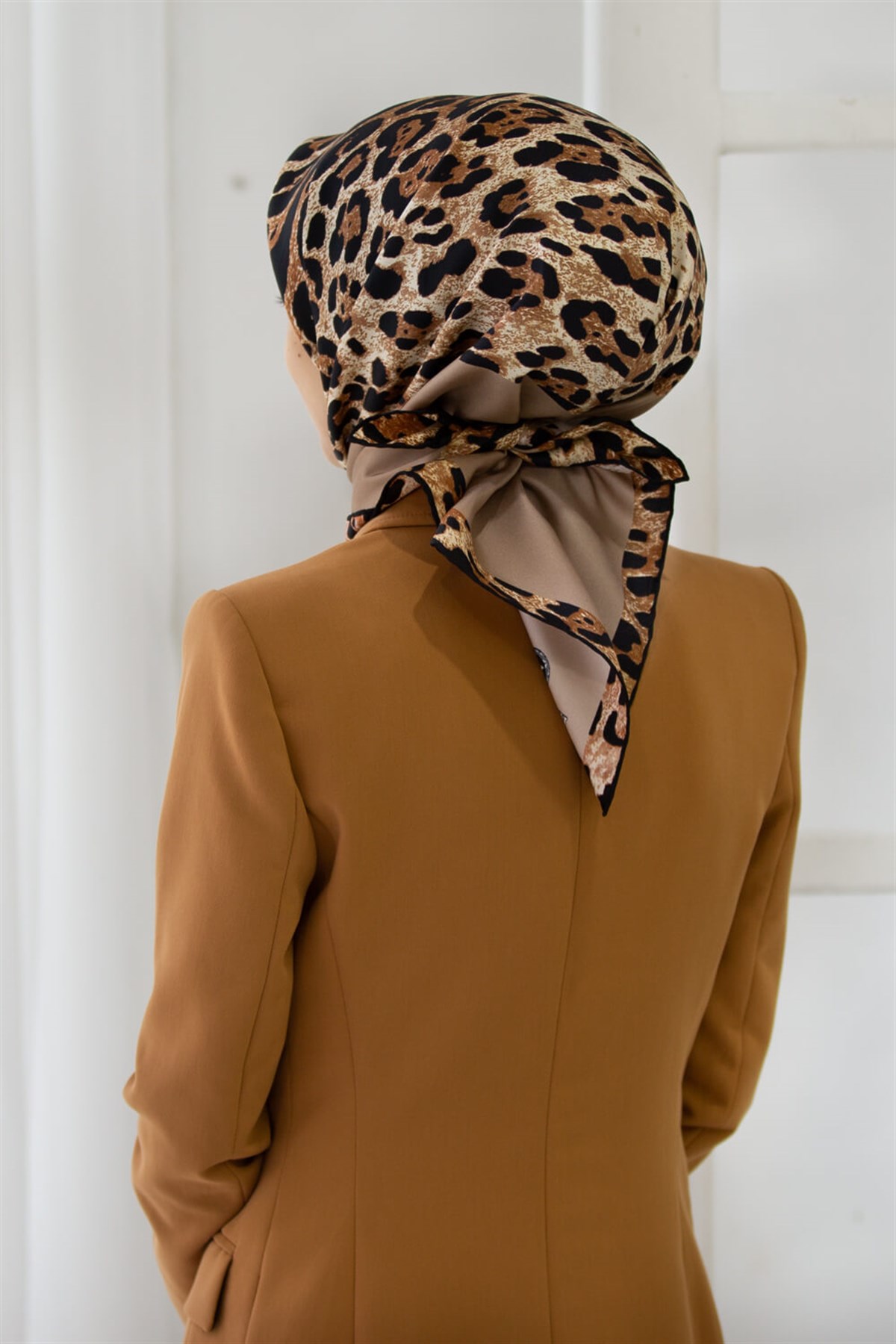 %100 Twill İpek Leopar Desenli Vizon Renkli 90x90 Eşarp Dikim Şekli : El Dikişi