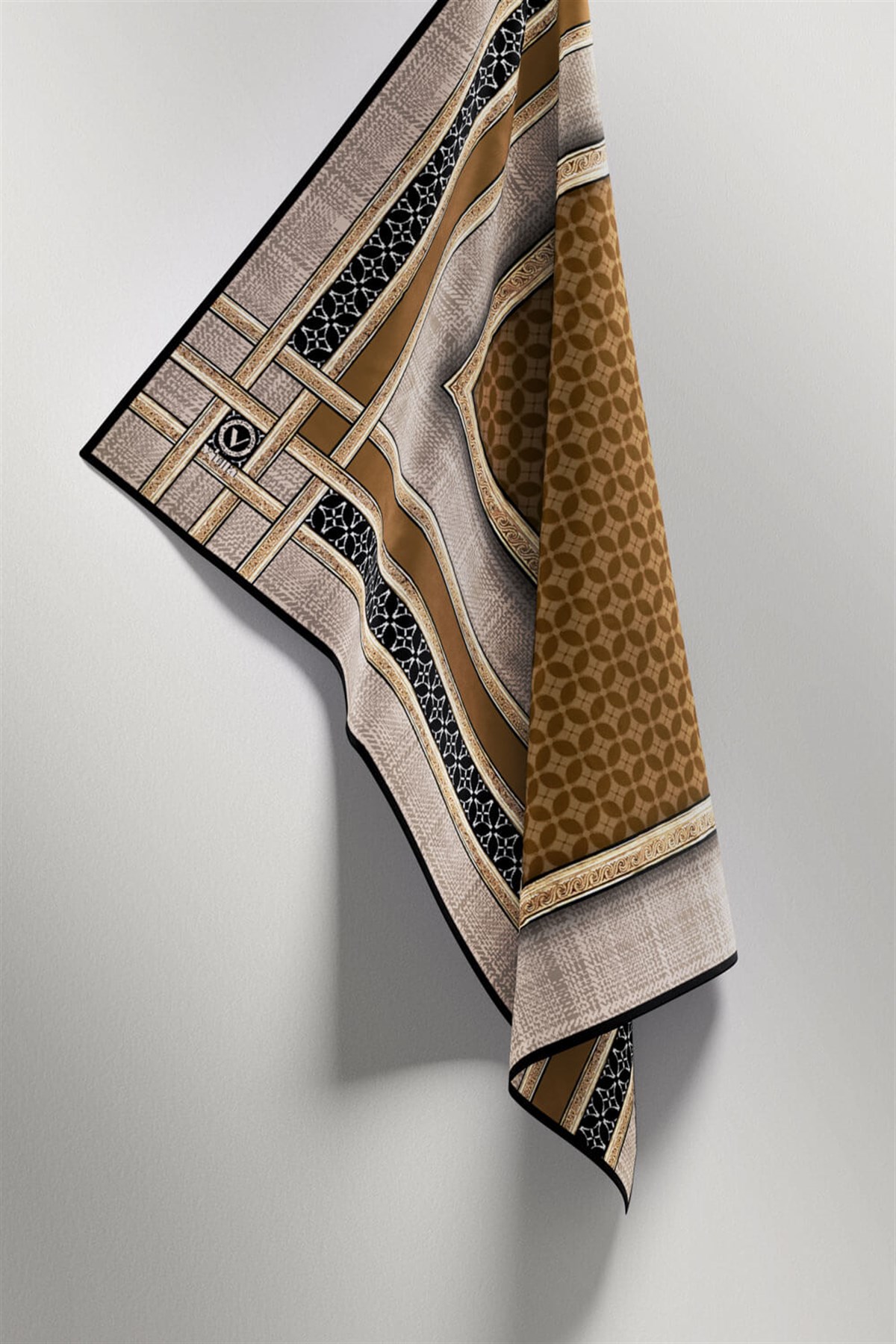 Twill Gold Bordürlü Geometrik Desenli Hardal Renkli 90x90 Eşarp (İpek İçermez) Kenar Dikiş Şekli El Dikişli