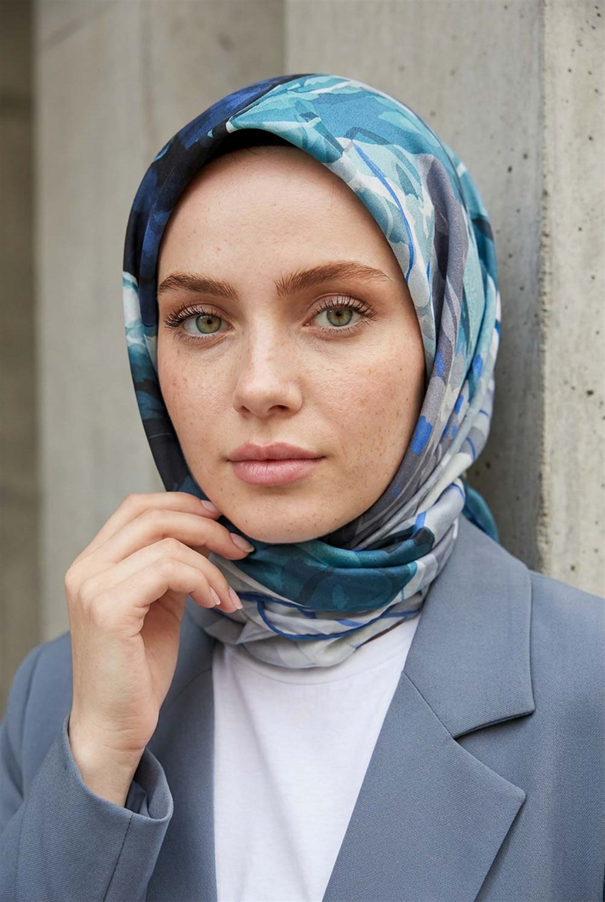 %100 Twill İpek Çiçekli Sulu Boya Dalga Desenli Gri - İndigo Renkli 90x90 Eşarp Dikim Şekli : El Dikişi