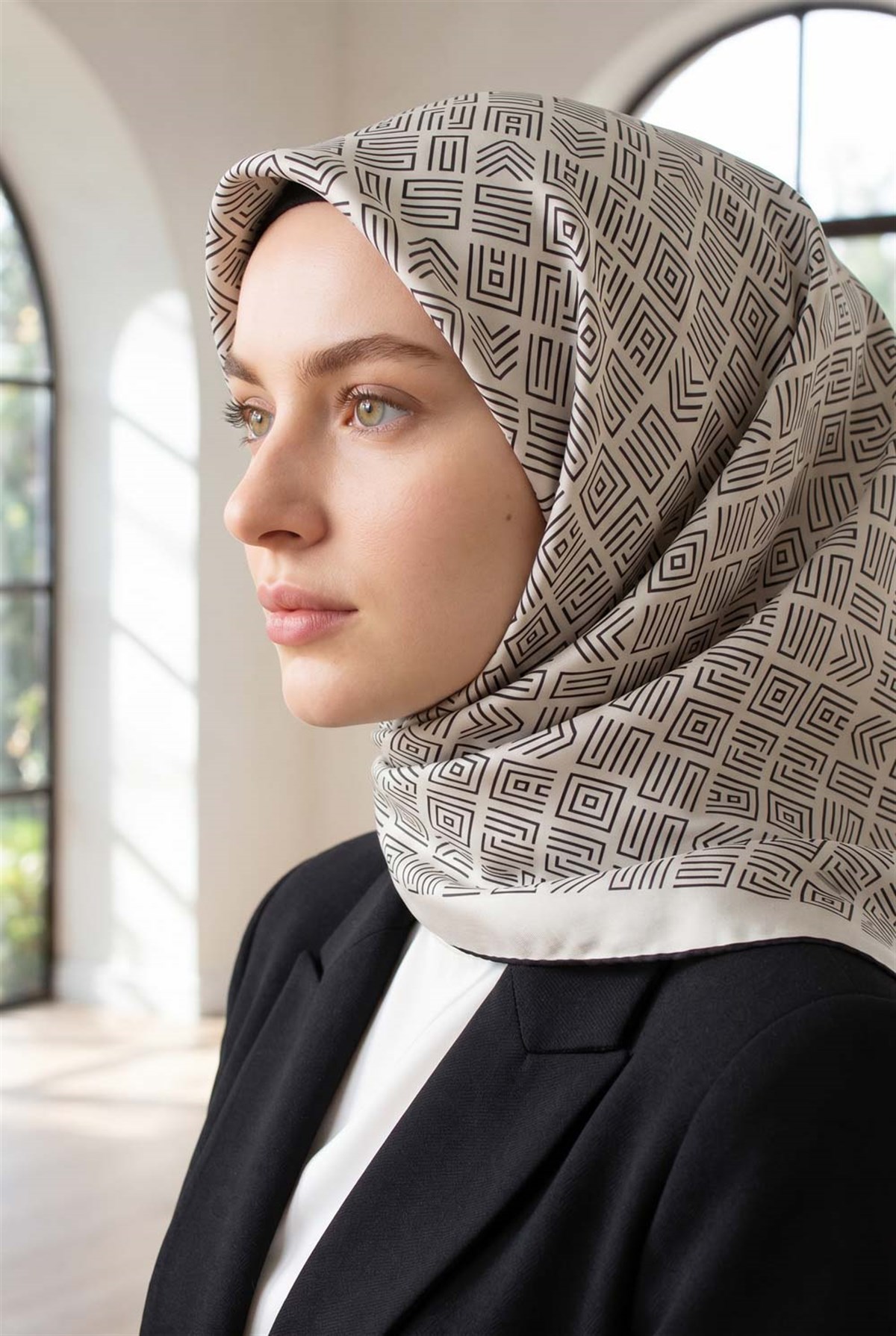 100% Twill İpek Etnik Motif Desenli Krem - Siyah Renkli 90x90 Dikim Şekli : El Dikişi Eşarp