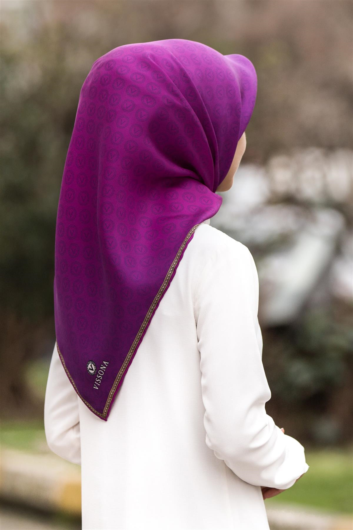 % 57 İPEK % 43 VİSKON Twill İpek Monogram Desenli Mürdüm Renkli 90x90 Eşarp Dikim Şekli : El Dikişi