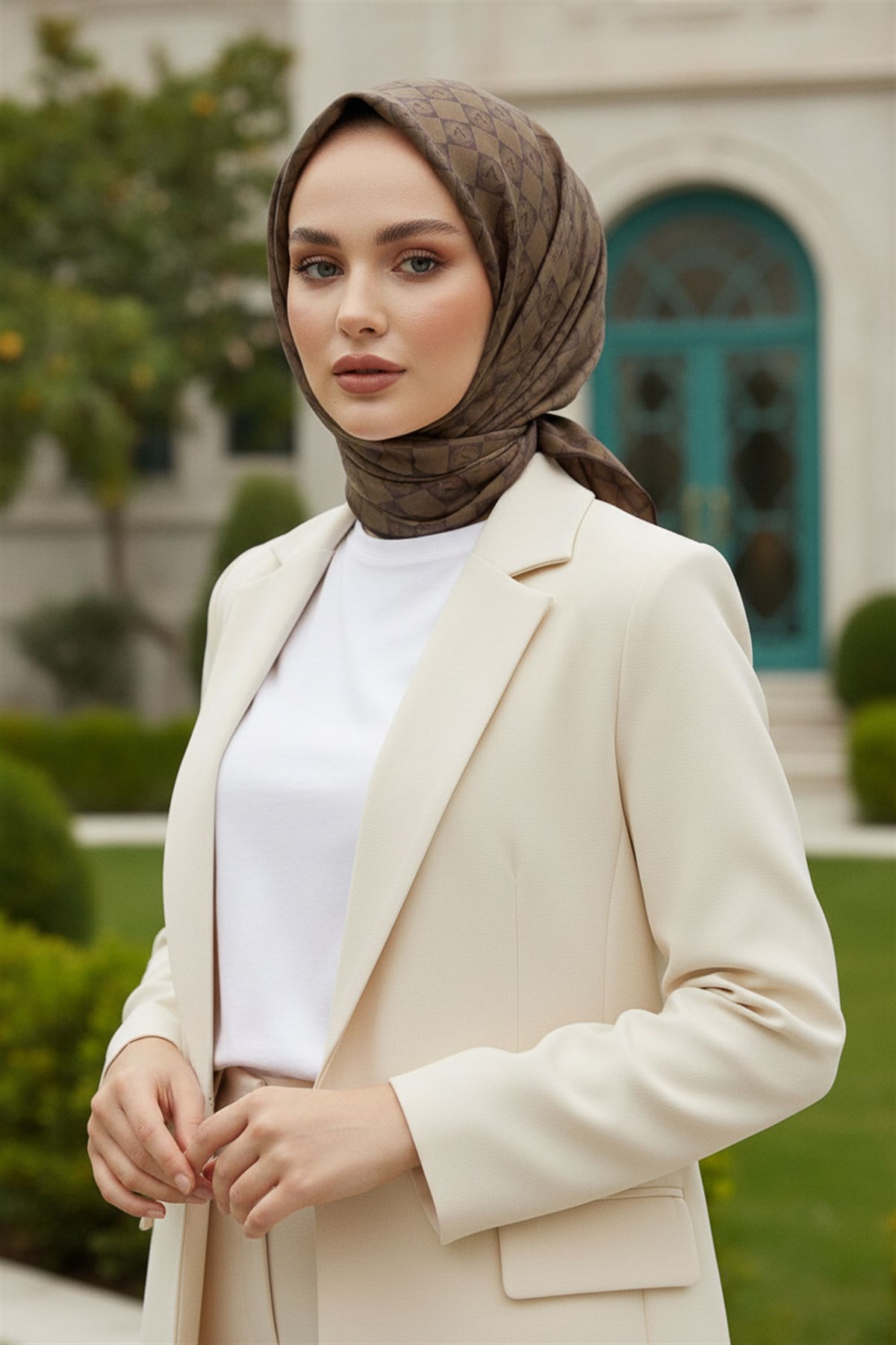 %100 Twill İpek Monogram Desenli Sütlü Kahve Renkli 90x90 Eşarp Dikim Şekli : El Dikişi