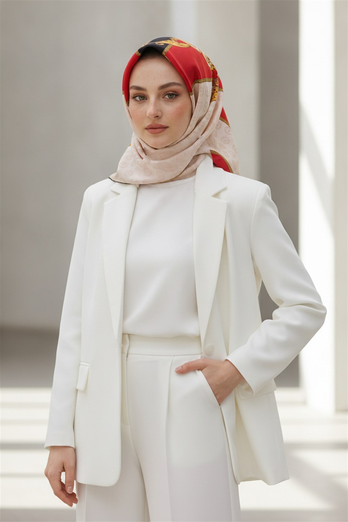 %100 Twill İpek Monogram Ve Barok Desenli Kırmızı - Krem Renkli 90x90 Eşarp Dikim Şekli : El Dikişi