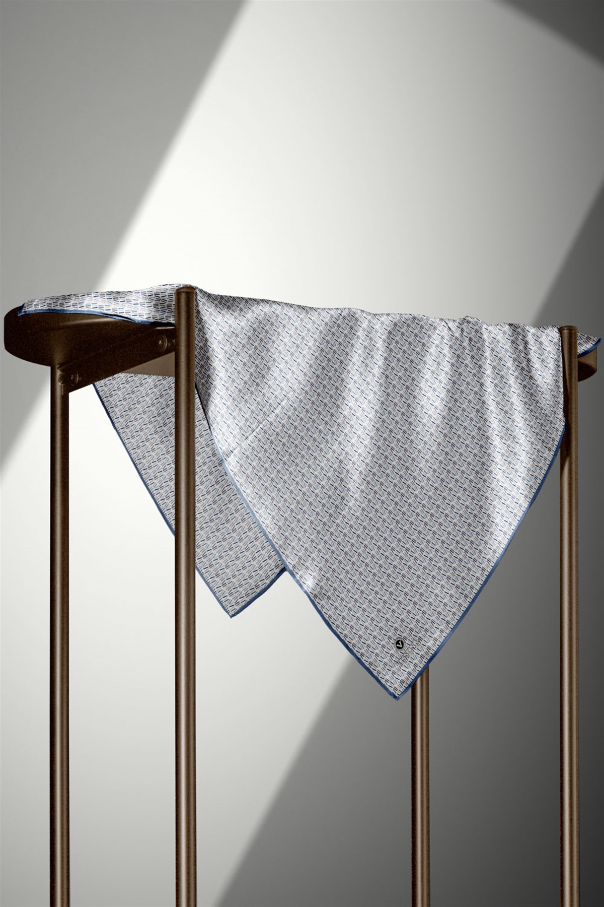 %100 Twill İpek Çizgi Desenli İndigo - Gri Renkli 90x90 Eşarp Dikim Şekli : El Dikişi