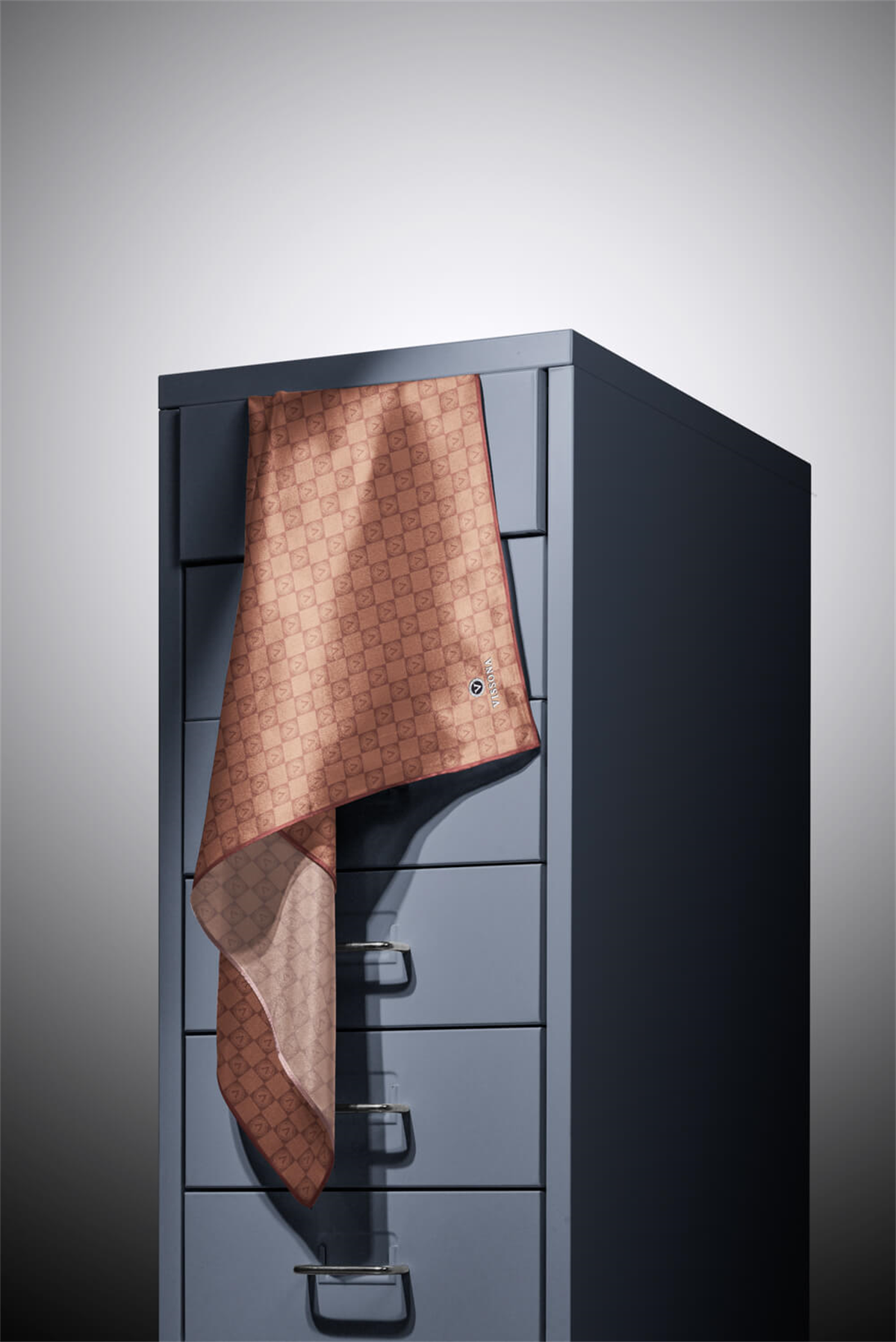 % 57 İPEK % 43 VİSKON Twill İpek Monogram Desenli Taba Renkli 90x90 Eşarp Dikim Şekli : El Dikişi