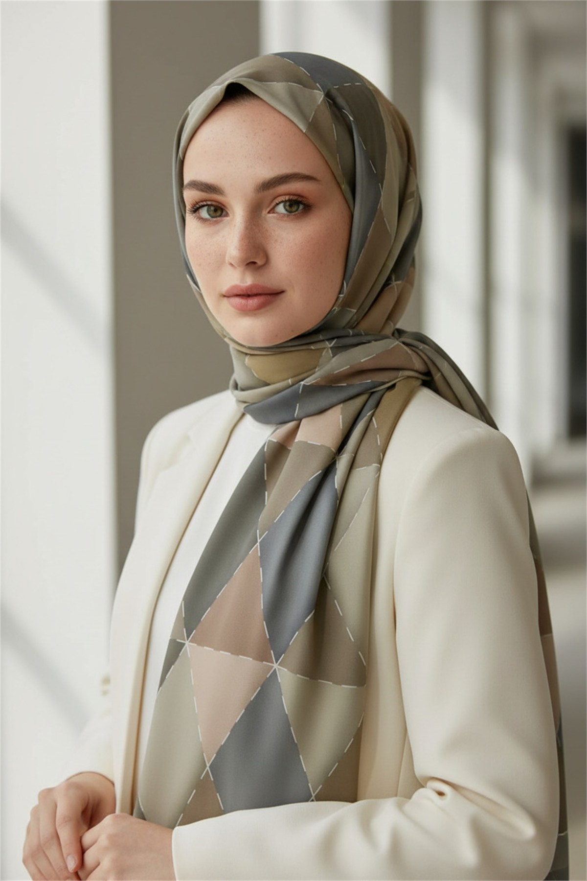 KREP ÜÇGEN YAMA DESENLİ GRİ RENKLİ 75X195 KIRIŞMAZ ŞAL