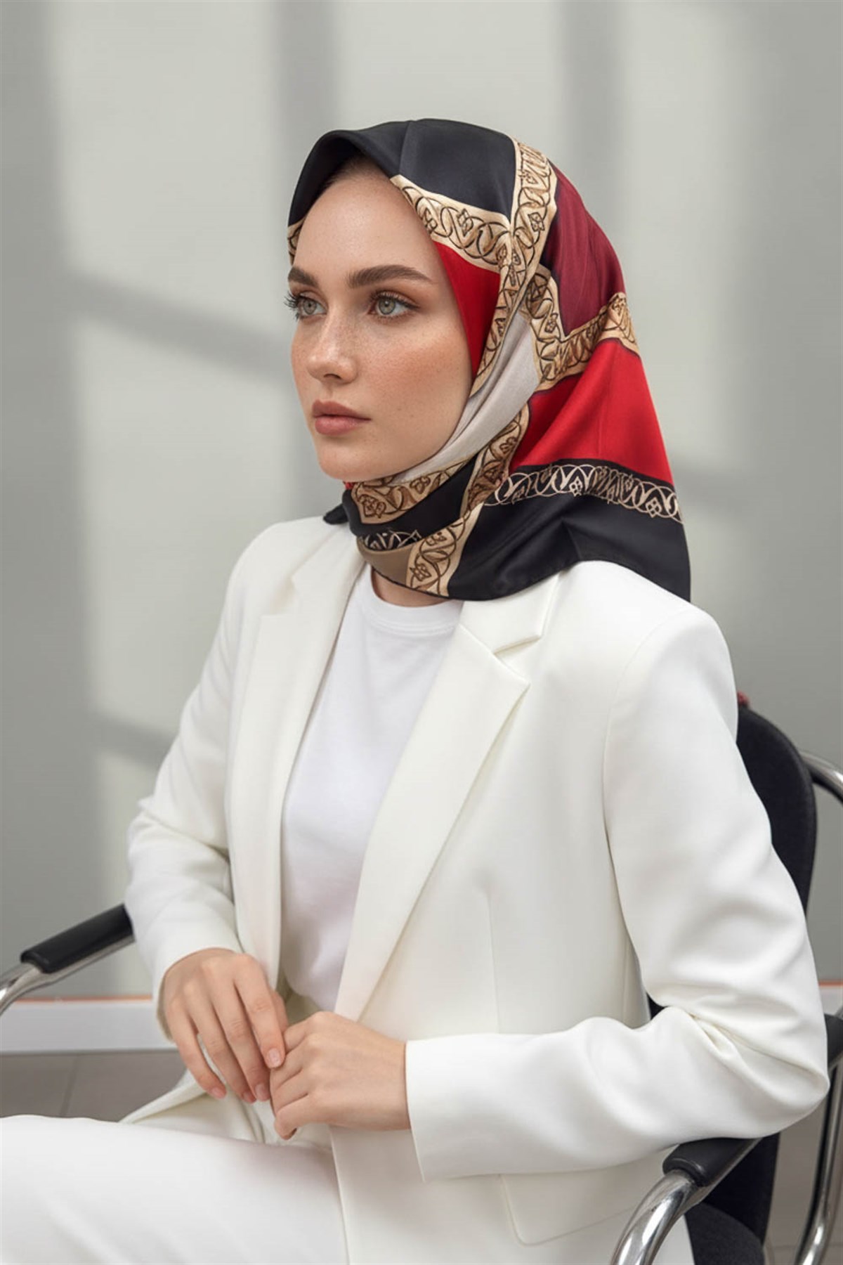 %100 Twill İpek Geometrik Desenli Kırmızı - Bej Renkli 90x90 Eşarp Dikim Şekli : El Dikişi