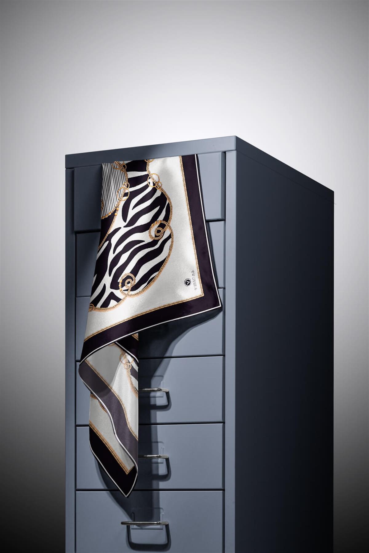 %100 Twill İpek Zincirli Ve Zebra Desenli Krem - Siyah Renkli 90x90 Eşarp Dikim Şekli : El Dikişi