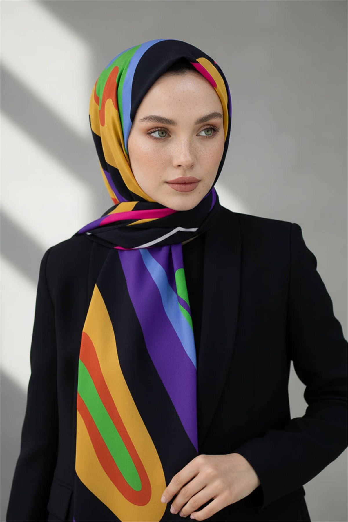 KREP GEOMETRİK DESENLİ SİYAH RENKLİ 75X195 KIRIŞMAZ ŞAL