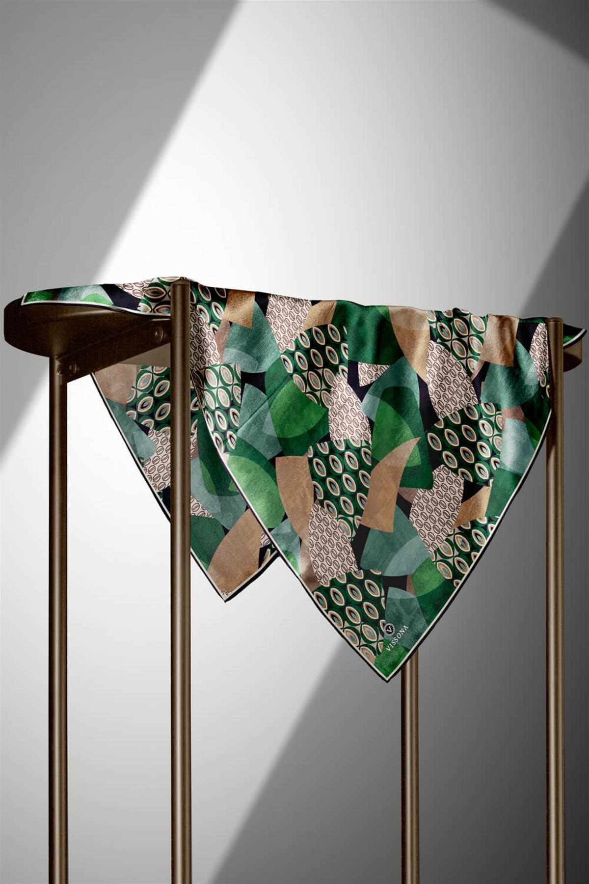 %100 Twill İpek Geometrik Desenli Zümrüt Yeşili - Bej Renkli 90x90 Eşarp Kenar Dikiş Şekli El Dikişli