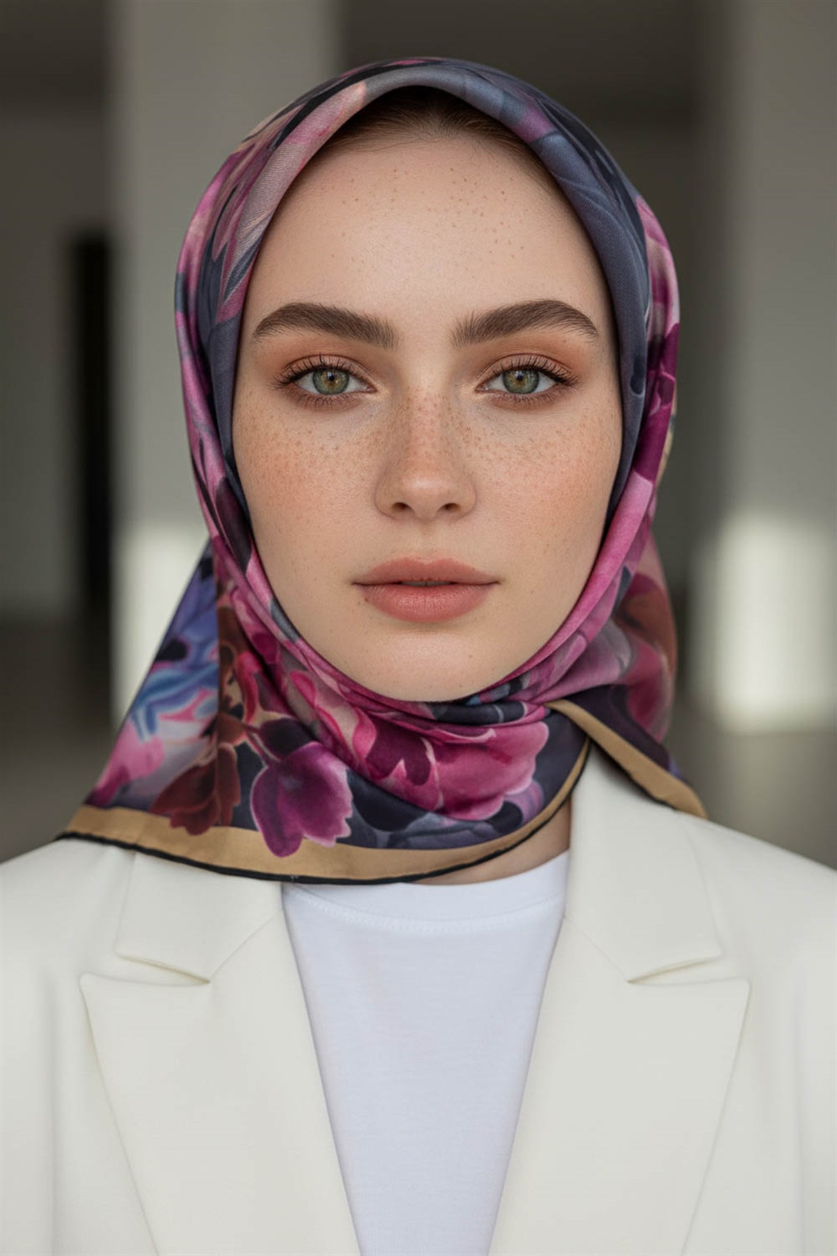 %100 Twill İpek Dumanlı Çiçek Desenli Gri - Saks Renkli 90x90 Eşarp Kenar Dikiş Şekli El Dikişli