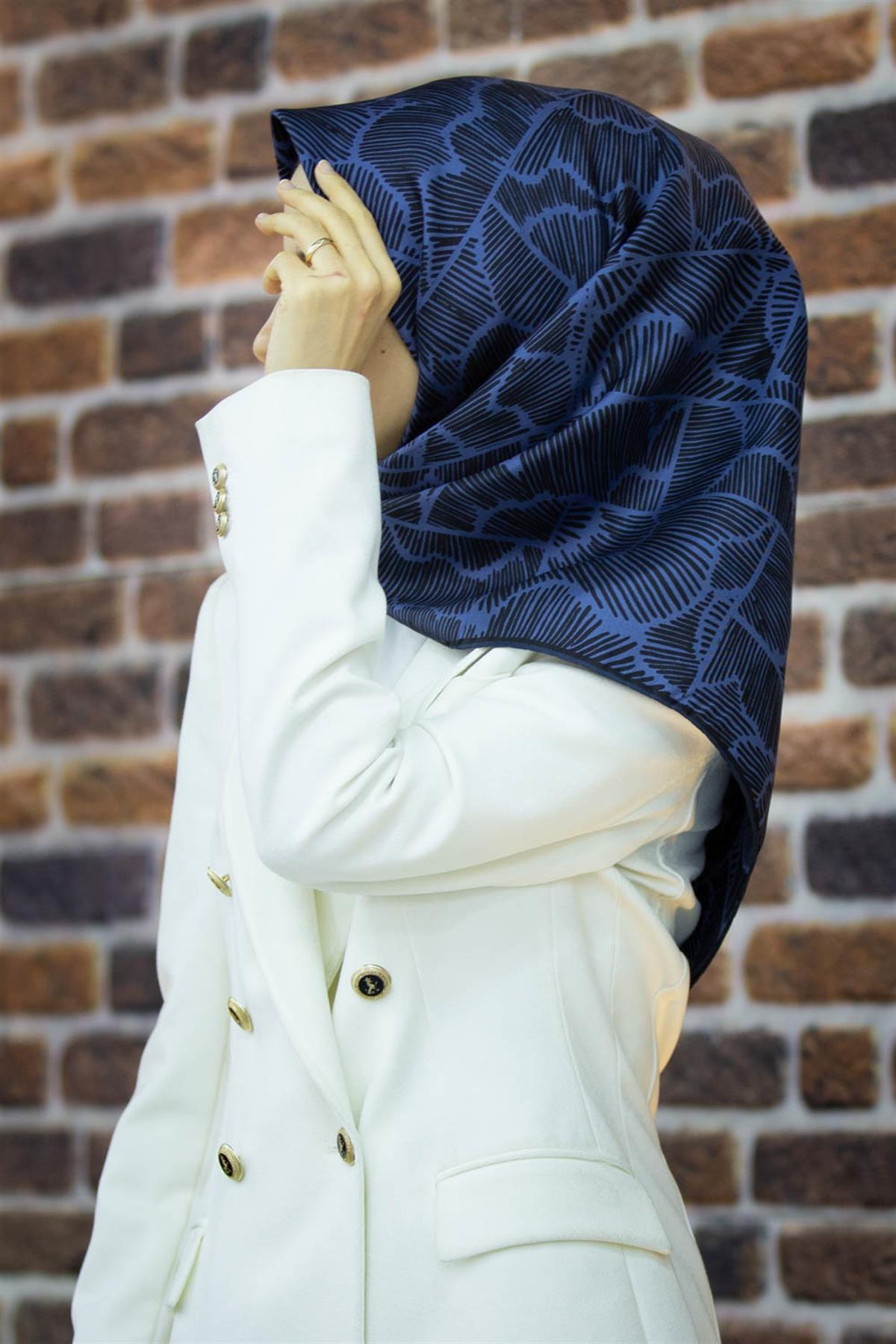 %100 Twill İpek Geometrik Desenli İndigo - Lacivert Renkli 90x90 Eşarp Dikim Şekli : El Dikişi