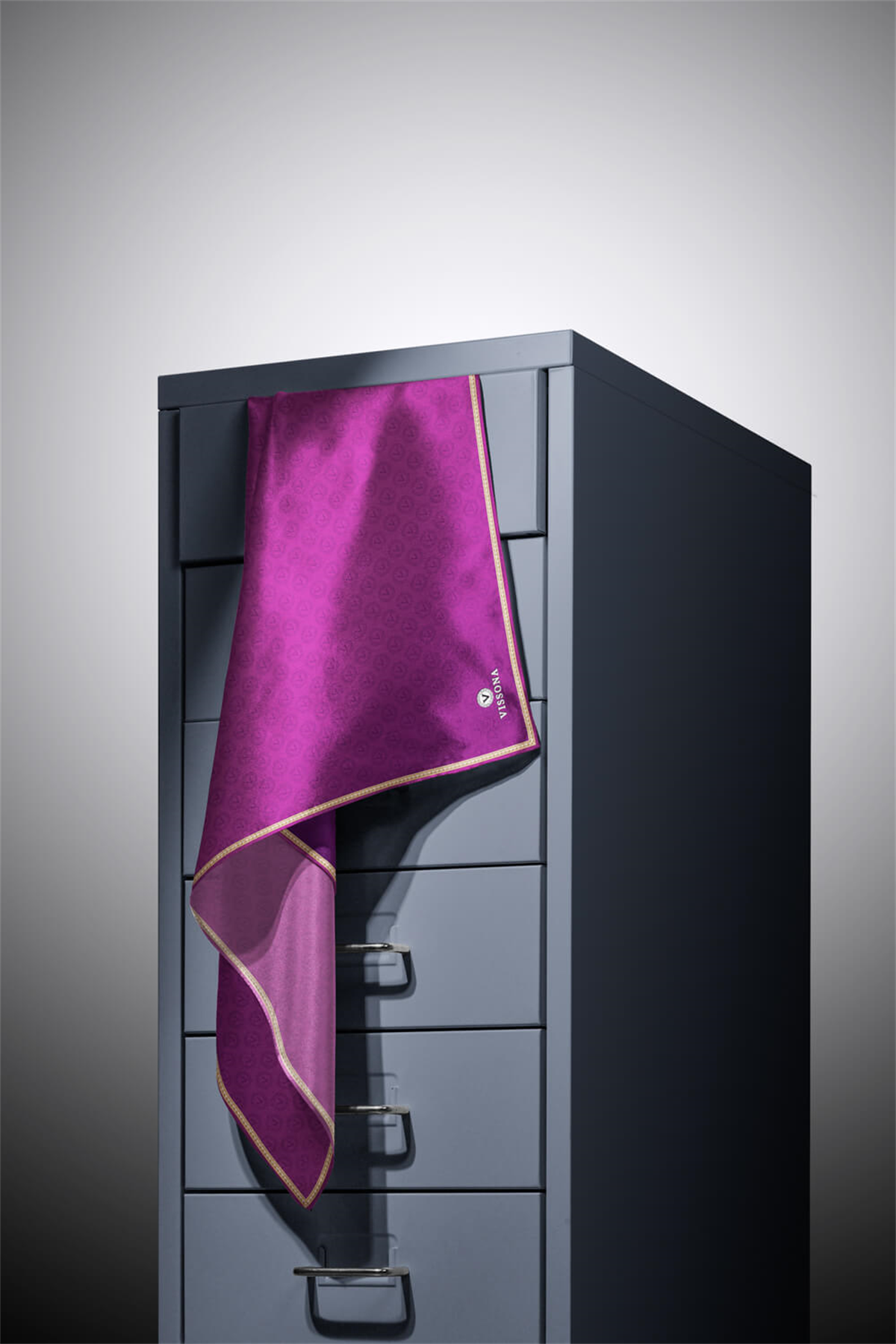 %100 Twill İpek Monogram Desenli Mürdüm Renkli 90x90 Eşarp Dikim Şekli : El Dikişi