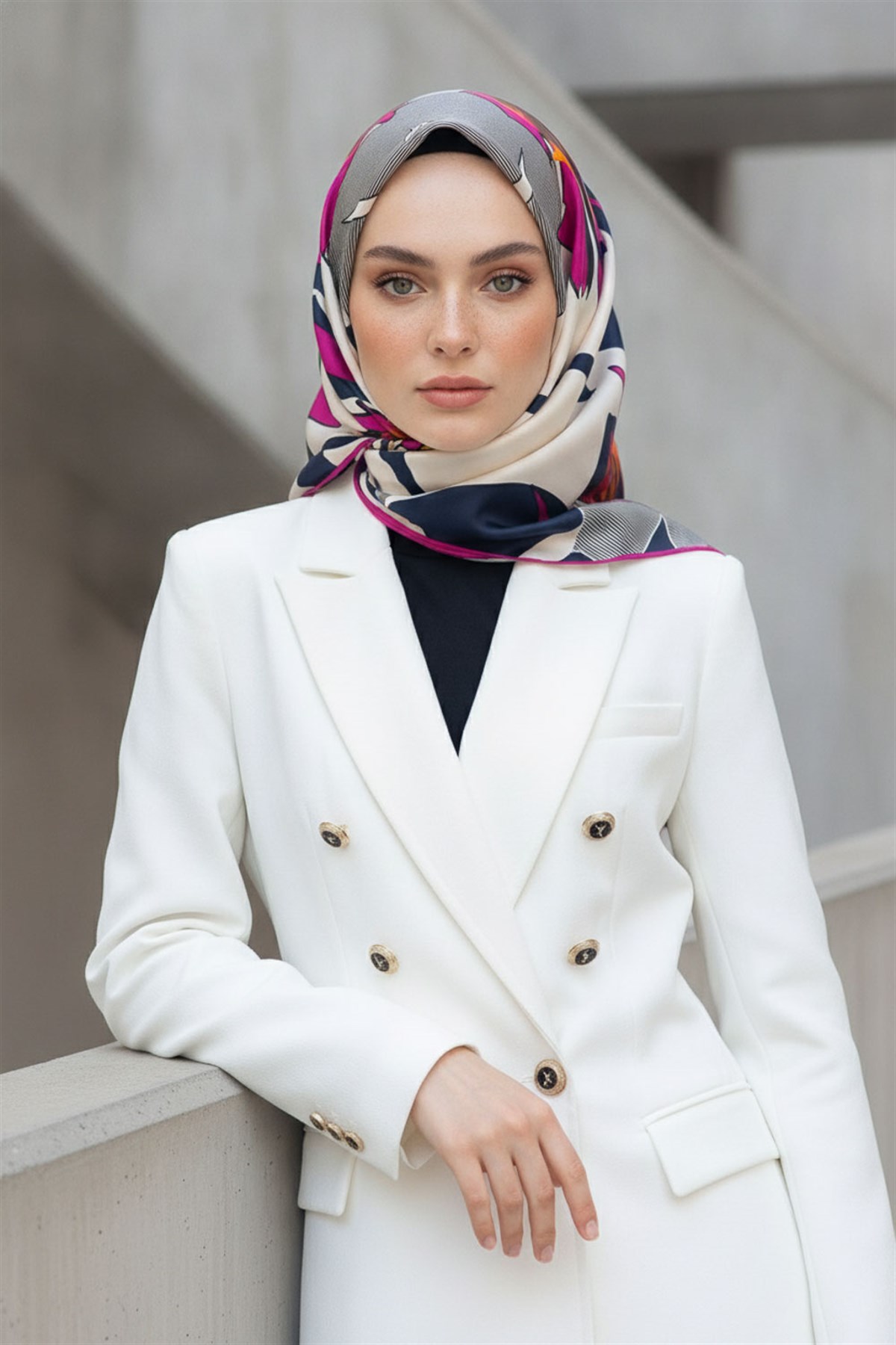 %100 Twill İpek Çiçek Desenli Fuşya - Lacivert Renkli 90x90 Eşarp Dikim Şekli : El Dikişi