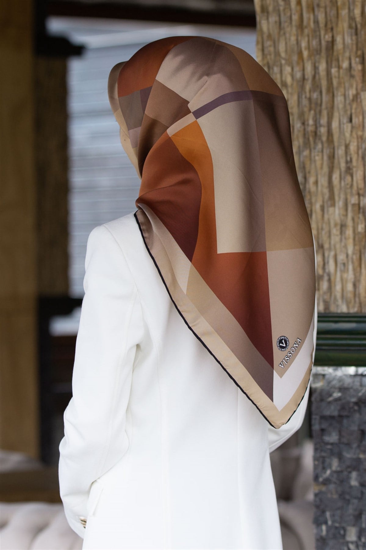 %100 Twill İpek Geometrik Desenli Kahverengi - Taba Renkli 90x90 Eşarp Dikim Şekli : El Dikişi