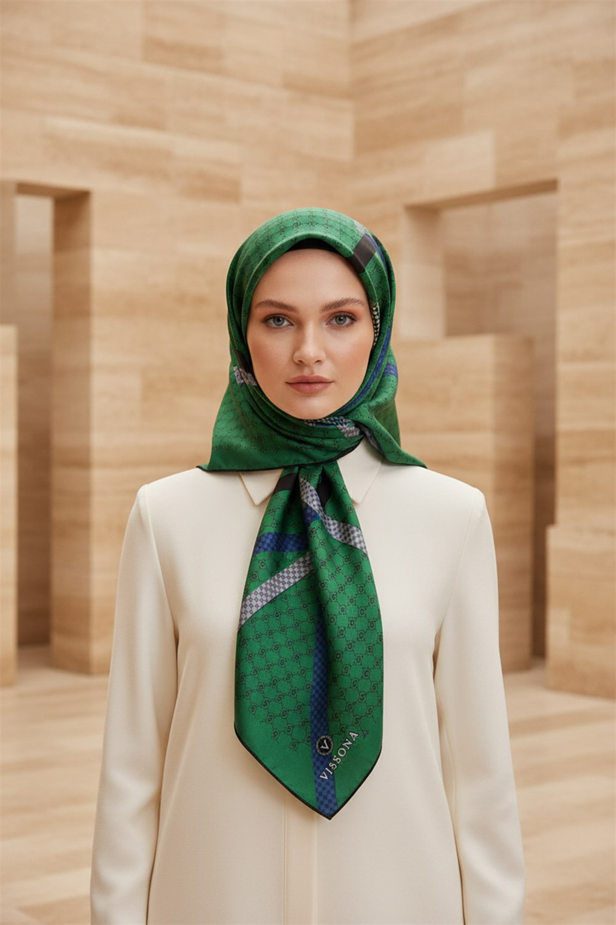 %57 İPEK %43 VİSKON Twill İpek Monogram Ve Şerit Desenli Zümrüt Yeşili - Siyah Renkli 90x90 Eşarp Dikim Şekli : El Dikişi