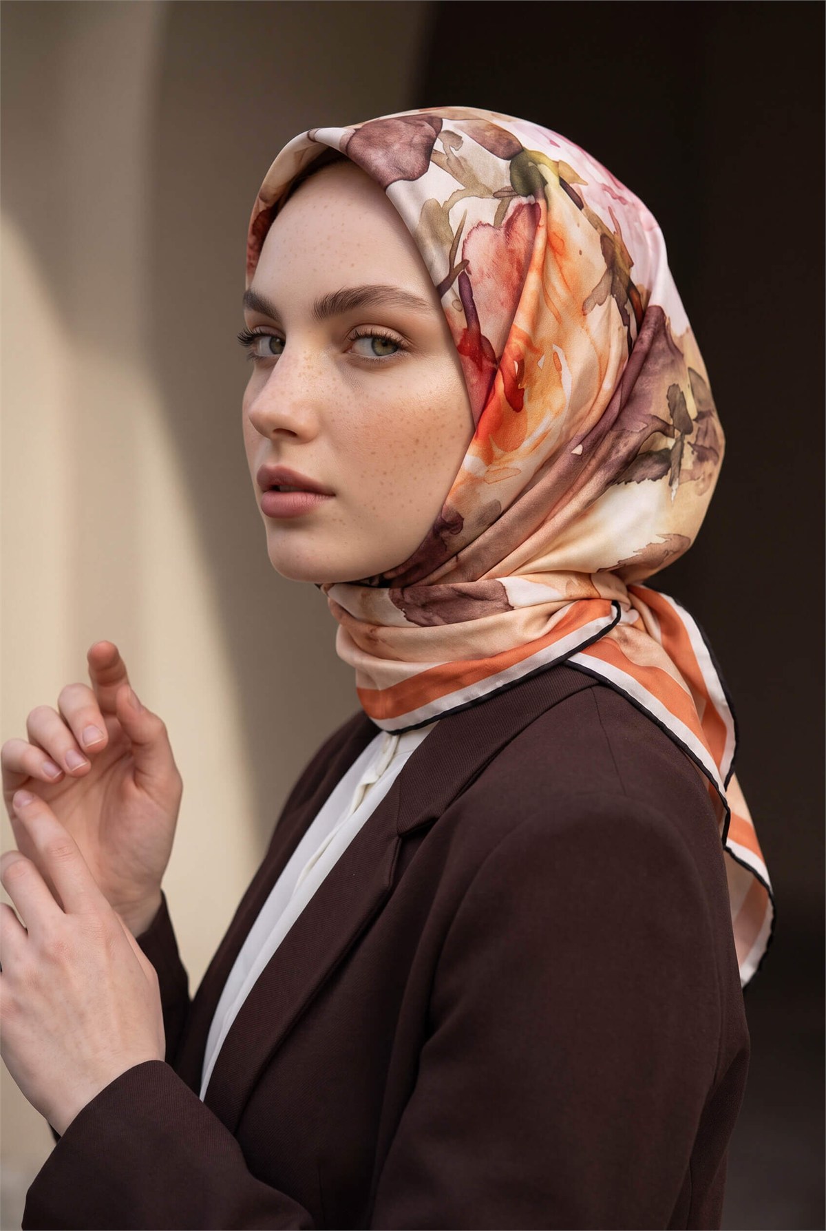 Rayon Çiçek Desenli Taba Renkli 90x90 Eşarp (İpek İçermez) Kenar Dikiş Şekli El Dikişli