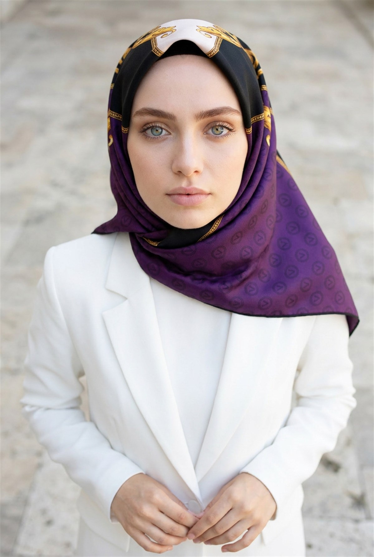 %100 Twill İpek Monogram Ve Barok Desenli Mürdüm - Siyah Renkli 90x90 Eşarp Dikim Şekli : El Dikişi