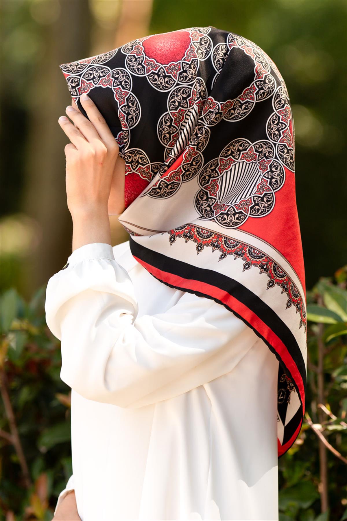 %100 Twill Türk Motifi  Desenli Siyah - Nar Çiçeği Renkli 90x90 Eşarp Dikim Şekli: El Dikişi