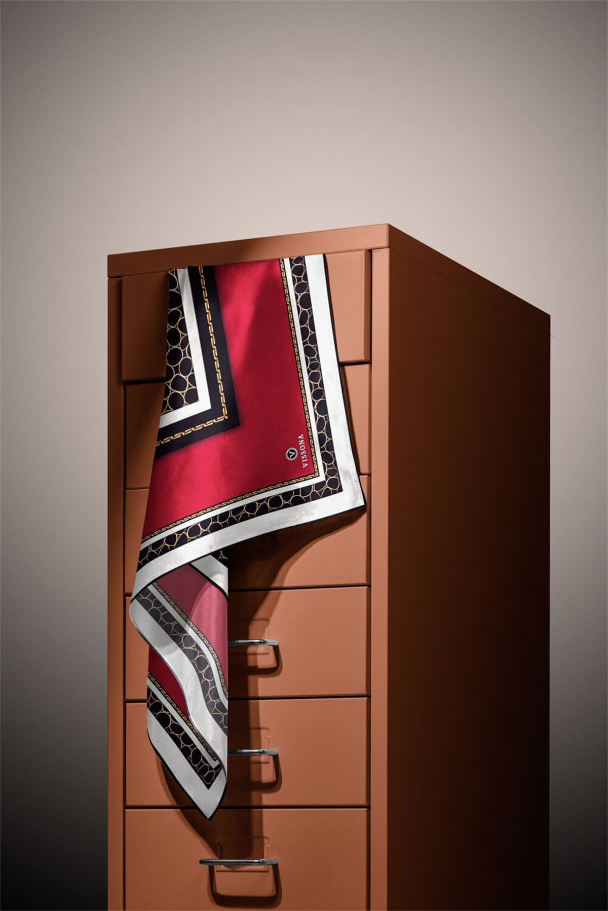 % 57 İPEK % 43 VİSKON Twill İpek Gold Halka Desenli Bordo - Siyah Renkli 90x90 Eşarp Dikim Şekli : El Dikişi