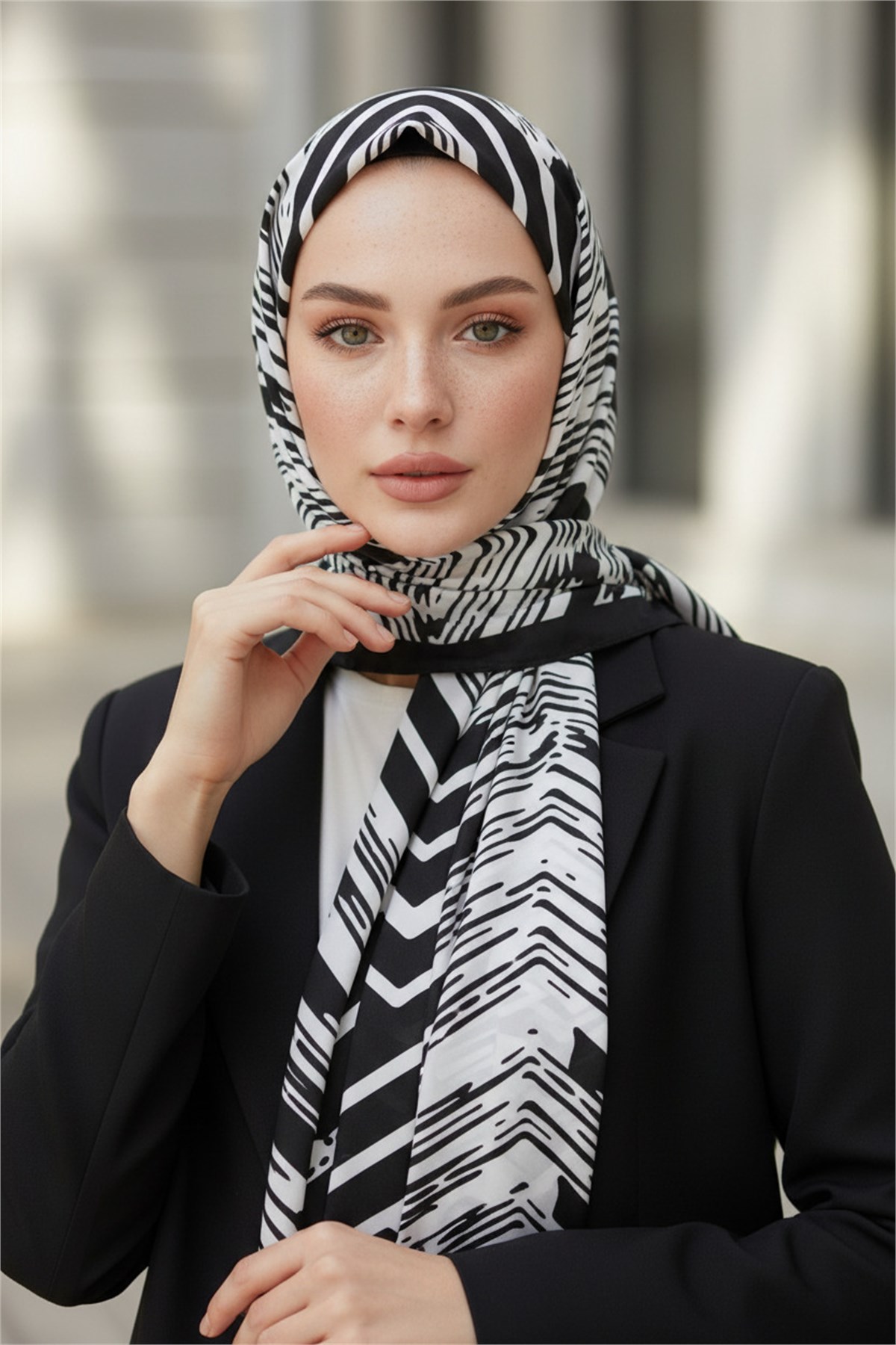 KREP GEOMETRİK DESENLİ SİYAH - BEYAZ RENKLİ 75X195 KIRIŞMAZ ŞAL