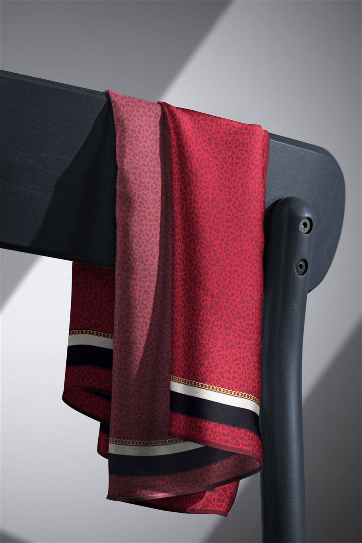 % 57 İPEK % 43 VİSKON Twill İpek Leopar Desenli Bordo Renkli 90x90 Eşarp Dikim Şekli : El Dikişi