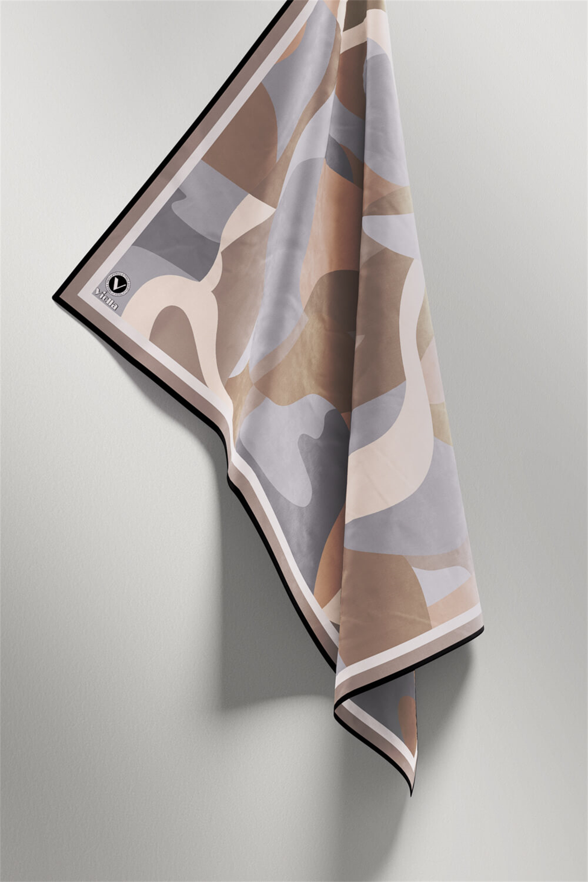 Twill Sulu Boyalı Çiçek Desenli Gri Renkli 90x90 Eşarp (İpek İçermez) Dikim Şekli : El Dikişi