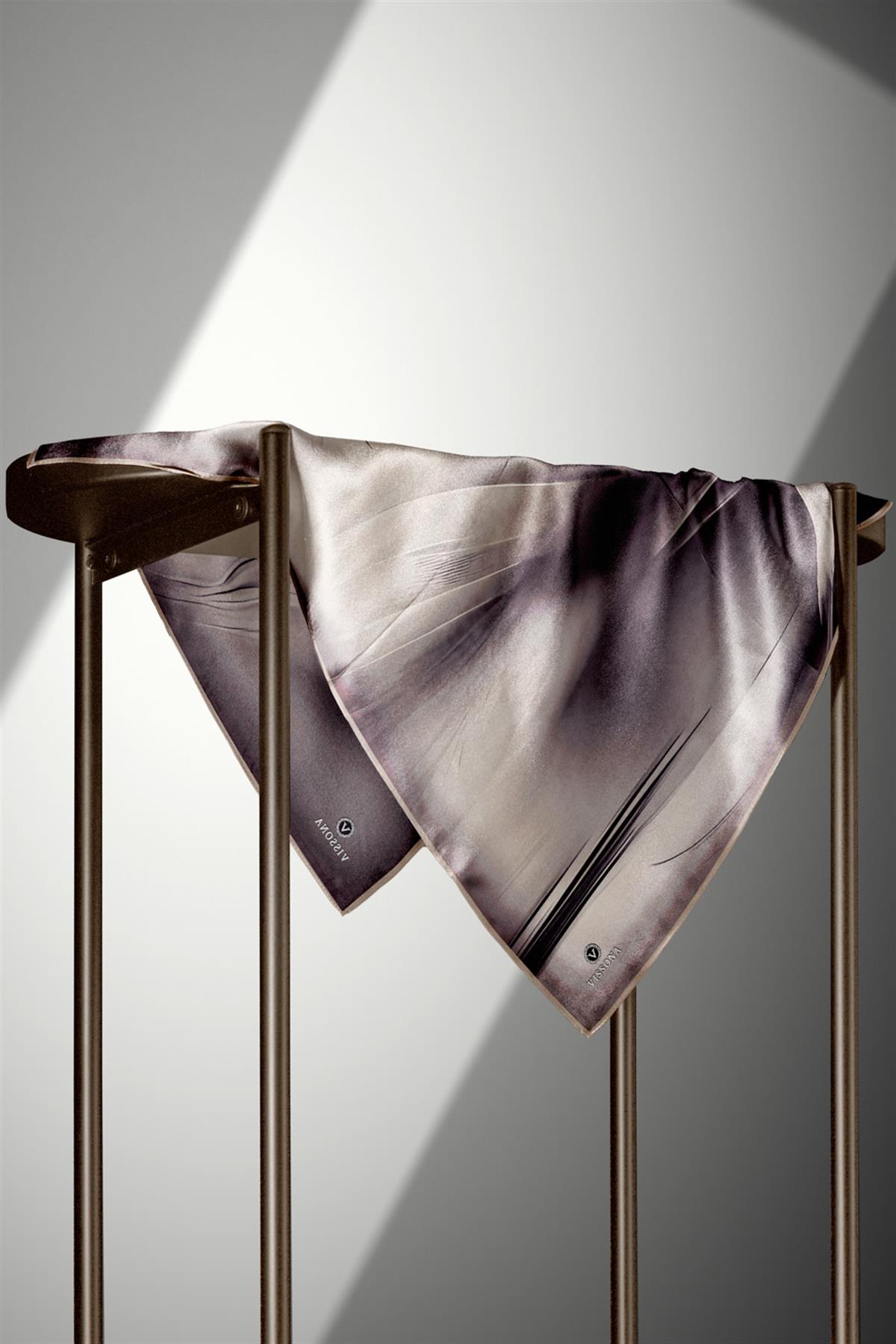 %100 Twill İpek Duman Desenli Bej Renkli 90x90 Eşarp Dikim Şekli : El Dikişi