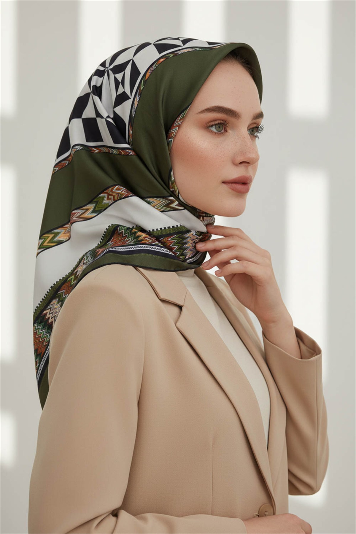Kristal Geometrik Desenli Haki - Krem Renkli 90x90 Dikim Şekli : El Dikişi Eşarp (İpek İçermez)