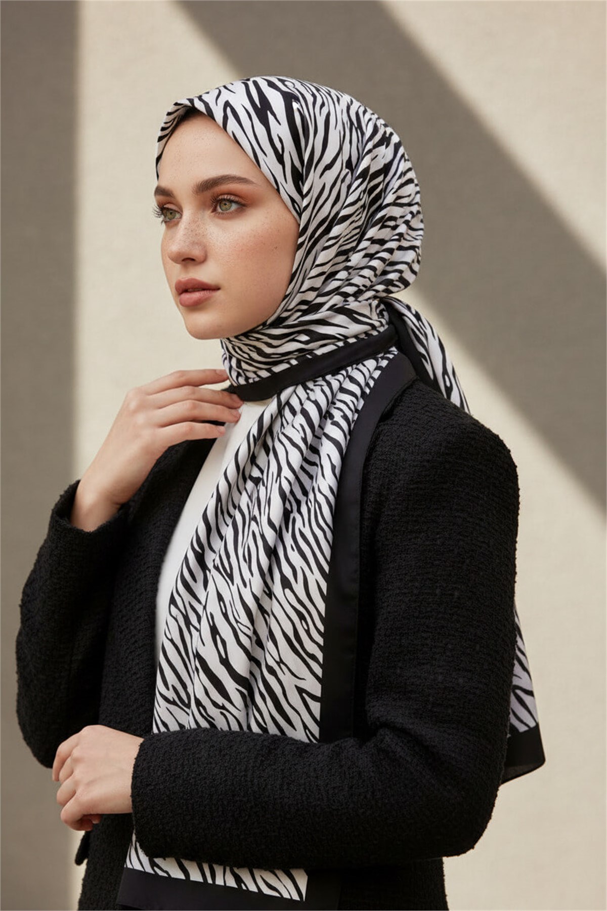 KREP GEOMETRİK DESENLİ SİYAH - BEYAZ RENKLİ 75X195 KIRIŞMAZ ŞAL