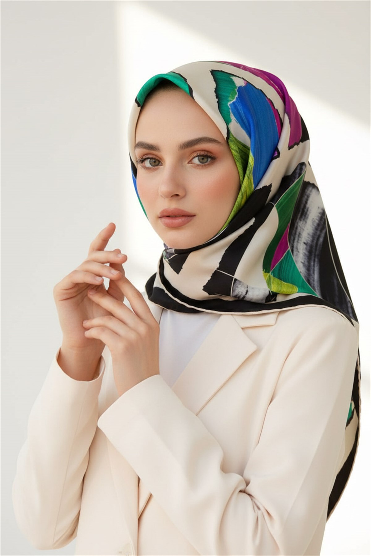%100 Twill İpek Geometrik Desenli Fuşya - Saks Renkli 90x90 Eşarp Dikim Şekli : El Dikişi