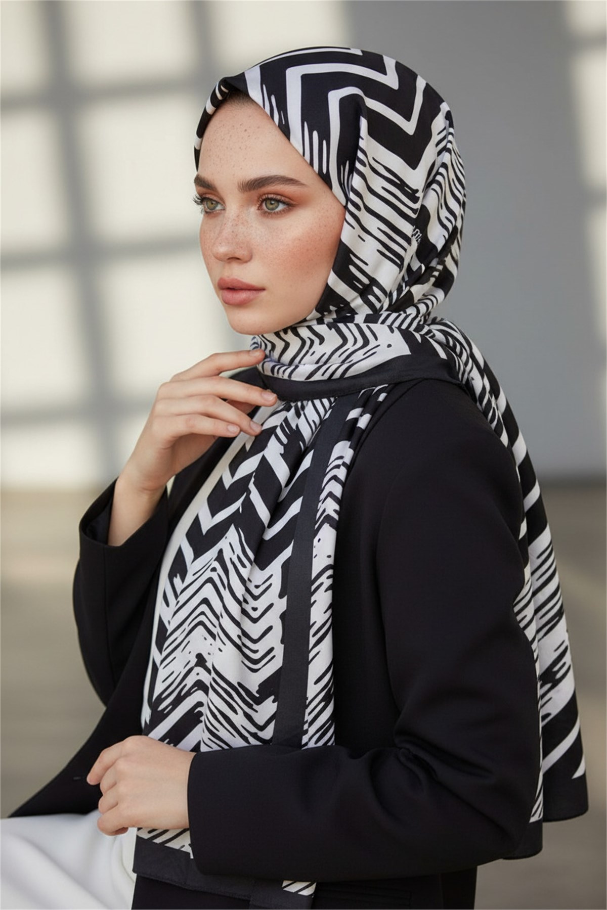KREP GEOMETRİK DESENLİ SİYAH - BEYAZ RENKLİ 75X195 KIRIŞMAZ ŞAL