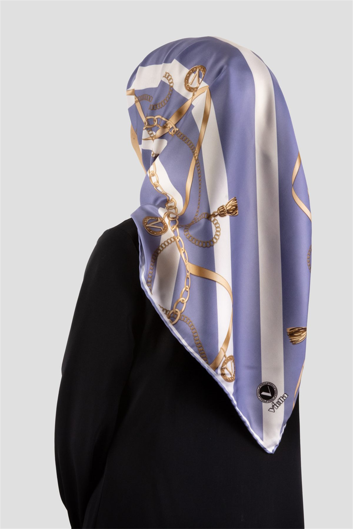 Twill Çizgili Kemer ve Zinci Desenli Bebe Mavisi Renkli 90x90 Eşarp (İpek İçermez) Kenar Dikiş Şekli El Dikişli