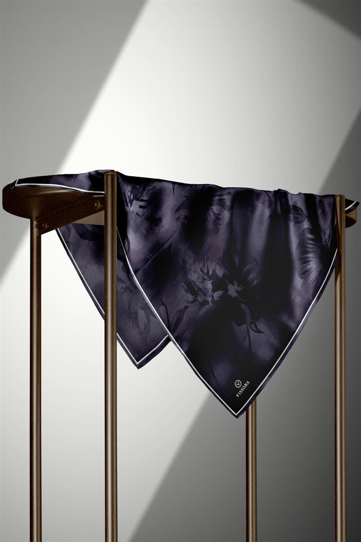 % 57 İPEK % 43 VİSKON Twill İpek Çiçek Desenli Füme Renkli 90x90 Dikim Şekli : El Dikişi Eşarp