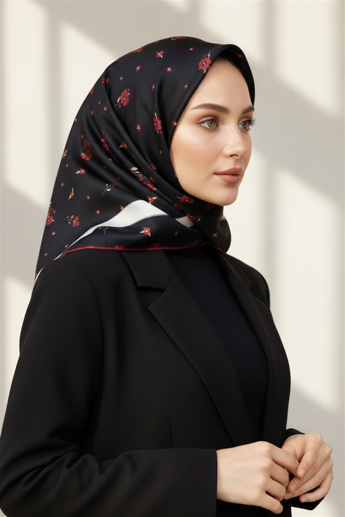 100% Twill İpek Bordürlü Çıtır Çiçek Desenli Siyah - Bordo Renkli 90x90 Dikim Şekli : El Dikişi Eşarp