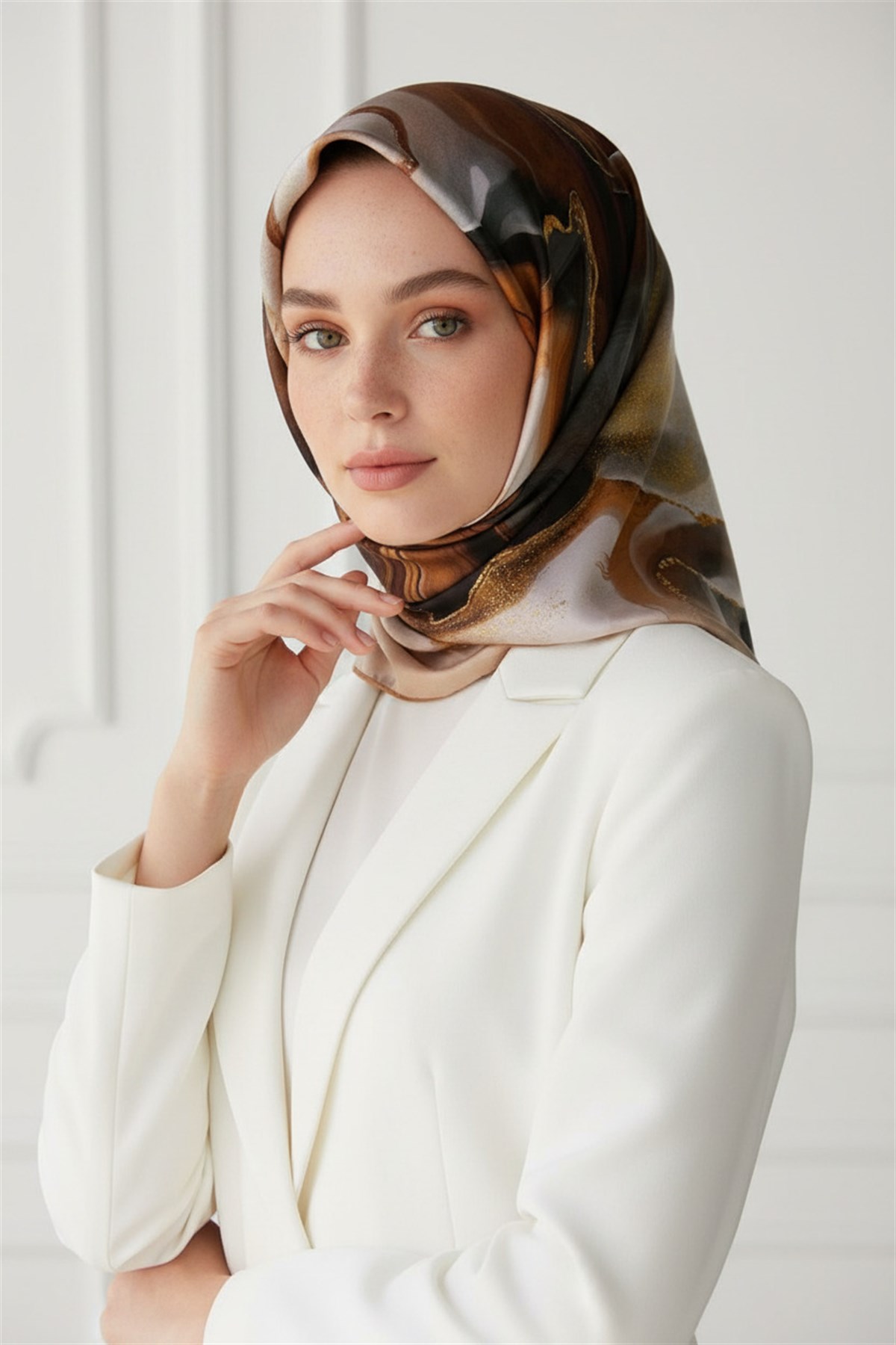 %100 Twill İpek Batik Desenli Taba - Zümrüt Yeşili Renkli 90x90 Eşarp Dikim Şekli : El Dikişi