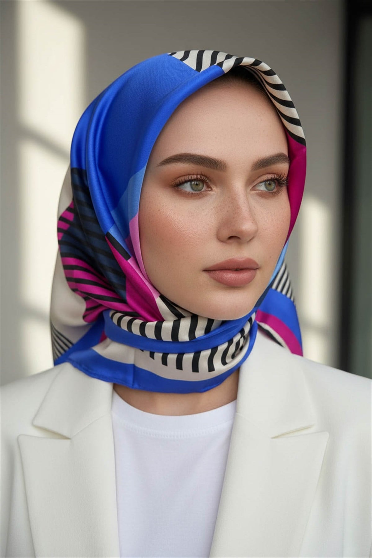 100% Twill İpek Geometrik Desenli Saks - Fuşya Renkli 90x90 Dikim Şekli : El Dikişi Eşarp