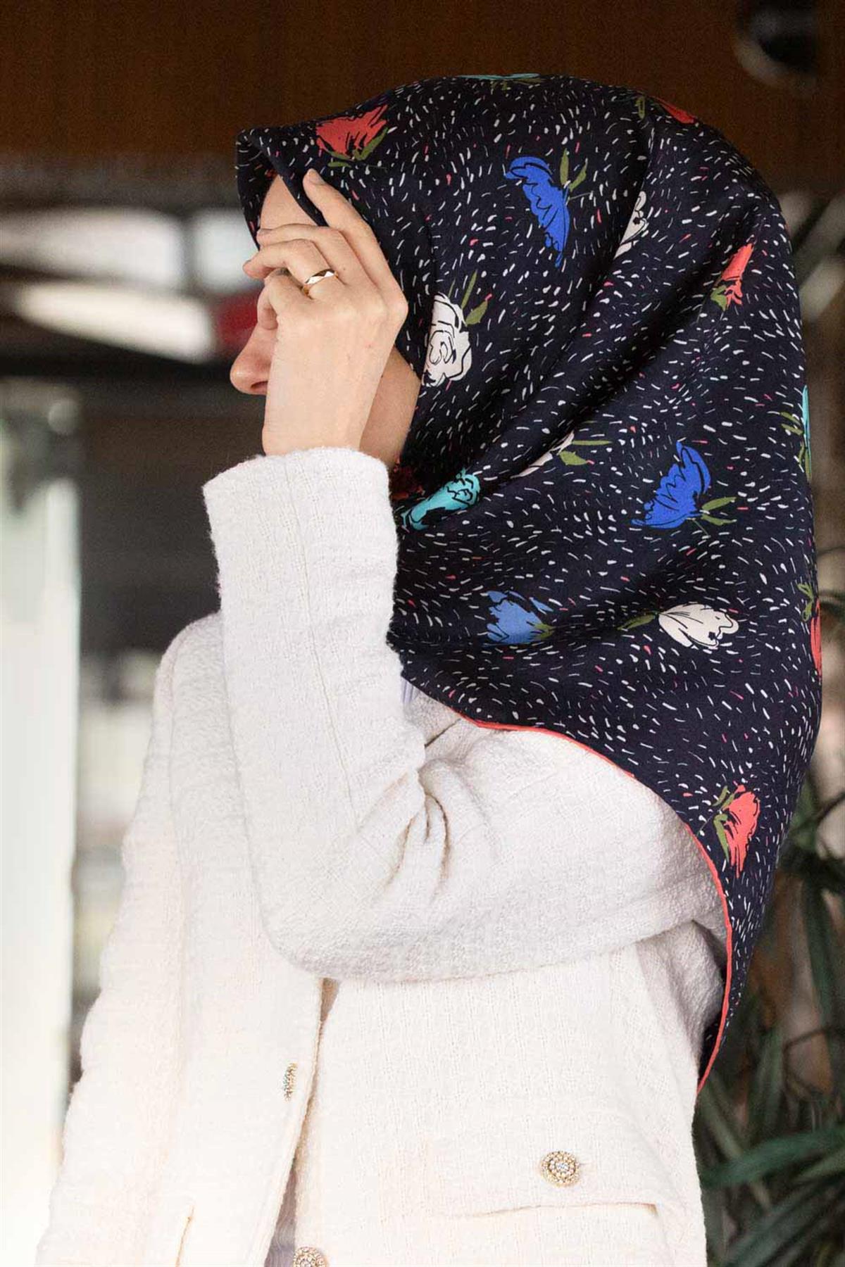%100 Twill İpek Çıtır Çiçek Desenli Lacivert - Saks Renkli 90x90 Eşarp Dikim Şekli : El Dikişi