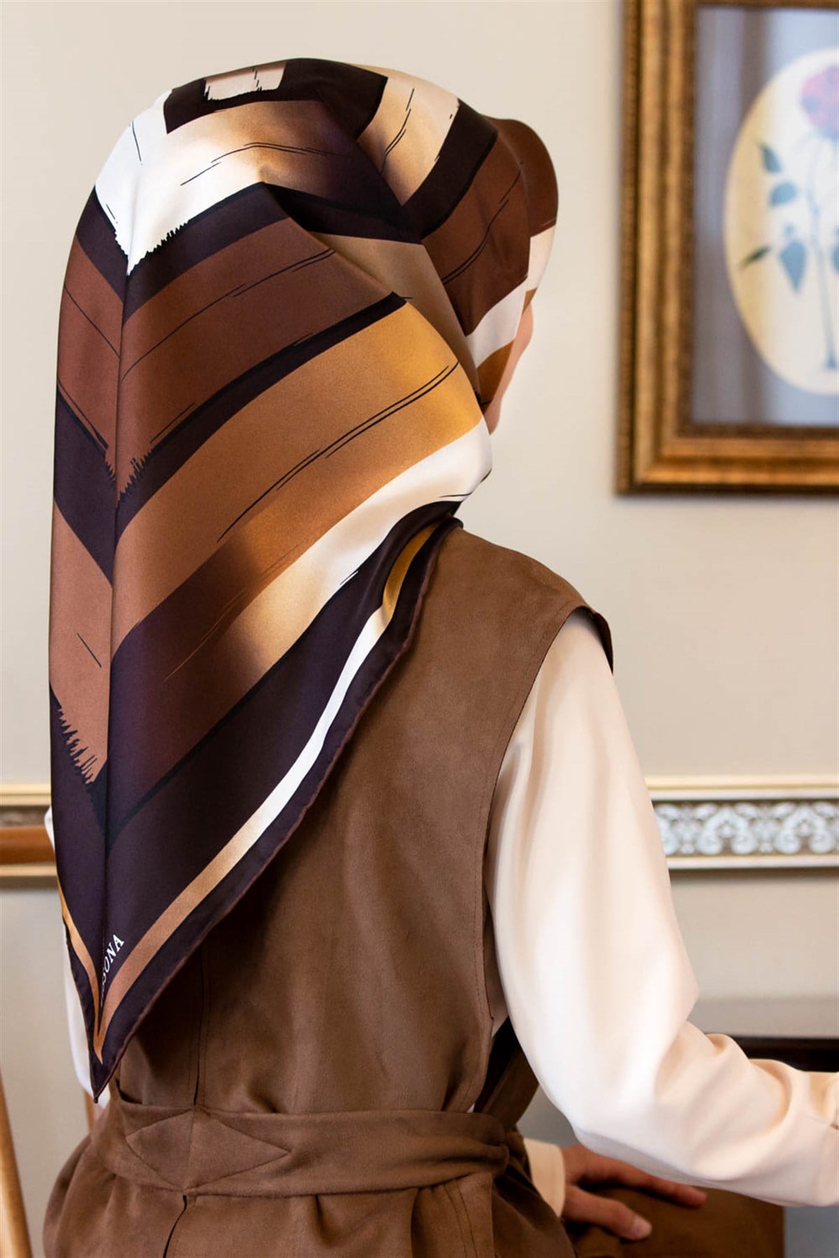 %57 İPEK %43 VİSKON Twill İpek Geometrik Fırça İzi Desenli Kahverengi - Bej Renkli 90x90 Eşarp Dikim Şekli : El Dikişi