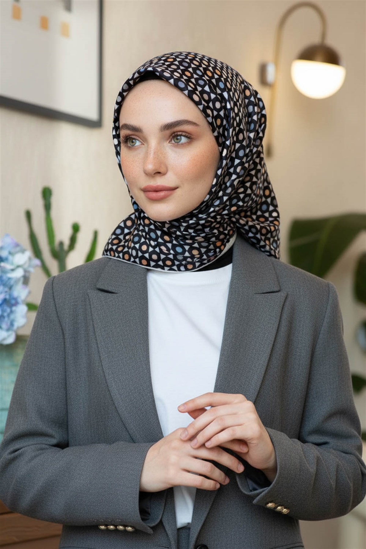 %100 Twill İpek Nokta Desenli Siyah - Gri Renkli 90x90 Eşarp Dikim Şekli : El Dikişi