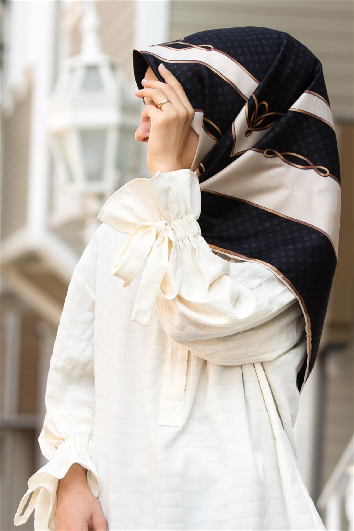 % 57 İPEK % 43 VİSKON Twill İpek Puantiyeli Ve Geometrik Desenli Siyah - Krem Renkli 90x90 Eşarp Dikim Şekli : El Dikişi