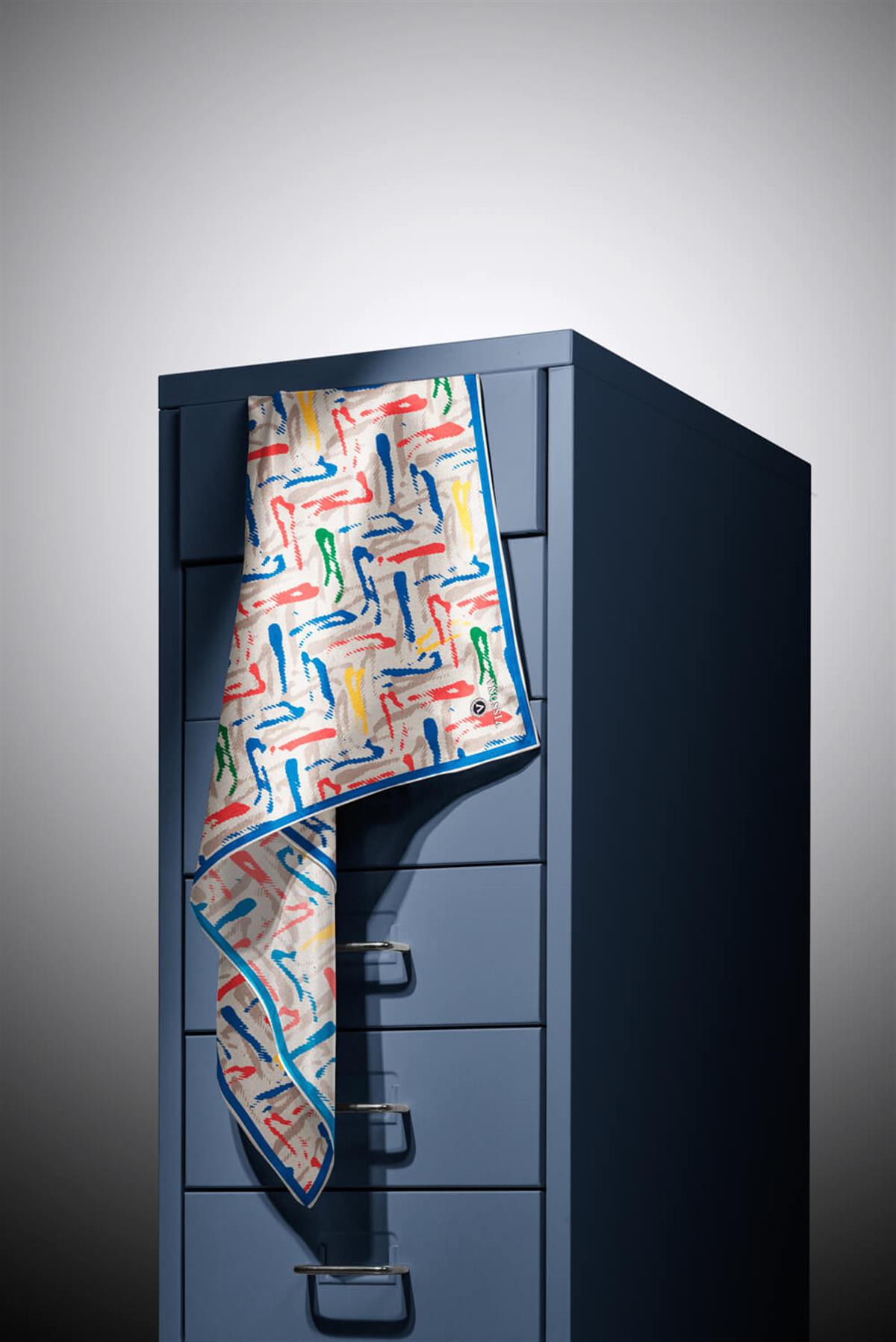 %100 Twill İpek Geometrik Desenli Nar Çiçeği - İndigo Renkli 90x90 Eşarp Dikim Şekli : El Dikişi