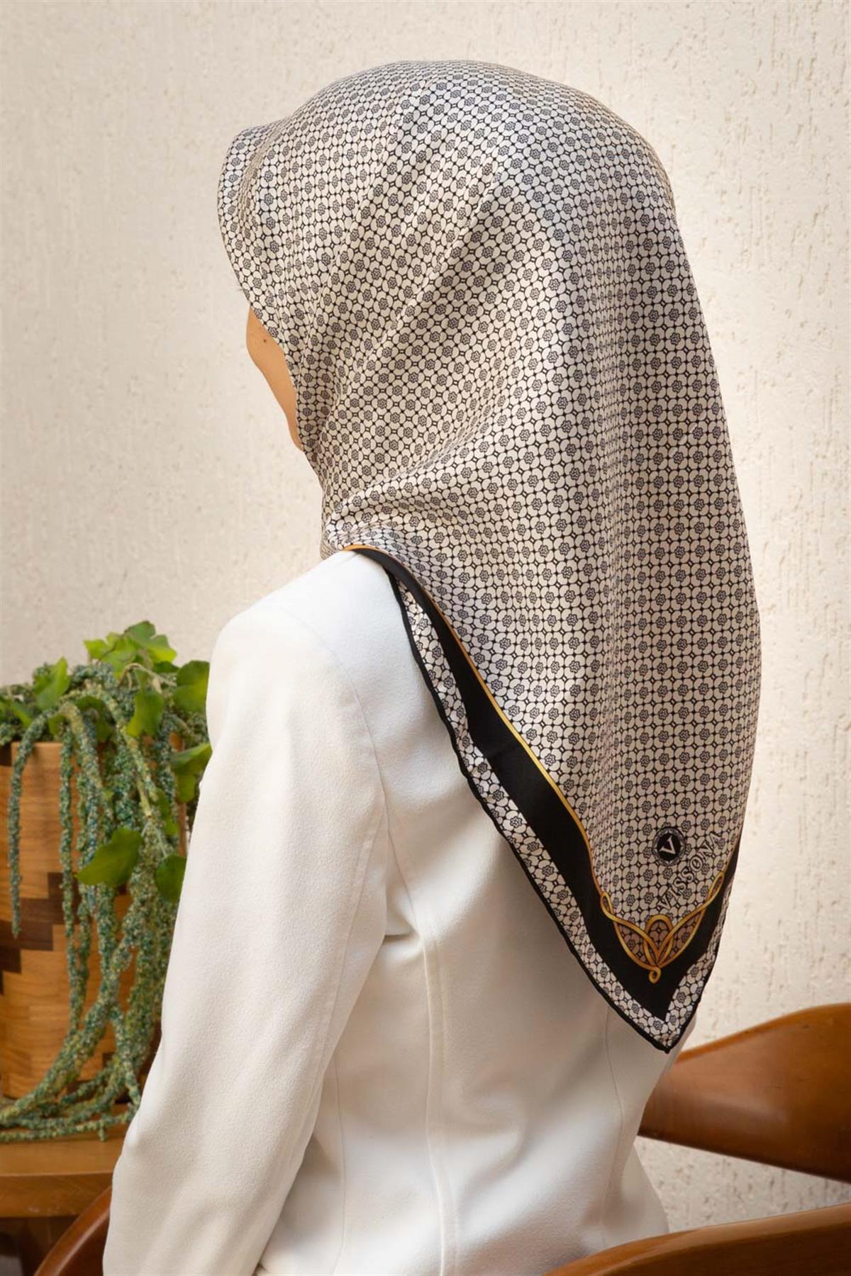 %100 Twill İpek Minik Motif Desenli Krem - Siyah Renkli 90x90 Eşarp Dikim Şekli : El Dikişi