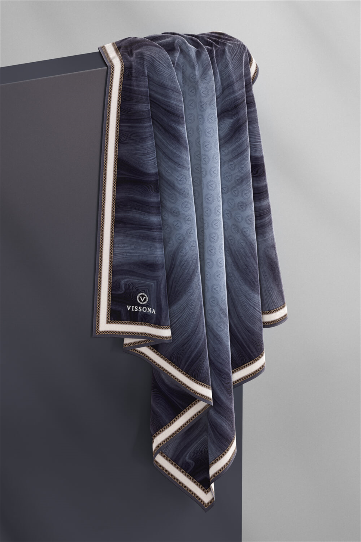 100% Twill İpek Monogram Desenli İndigo Renkli 90x90 Dikim Şekli : El Dikişi Eşarp