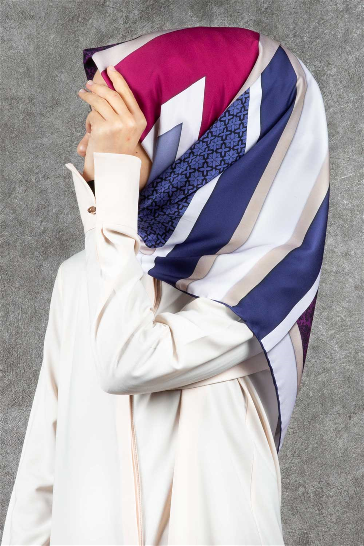 Twill Geometrik Barok Desenli Mürdüm - Lacivert Renkli 90x90 Eşarp (İpek İçermez) Kenar Dikiş Şekli El Dikişli