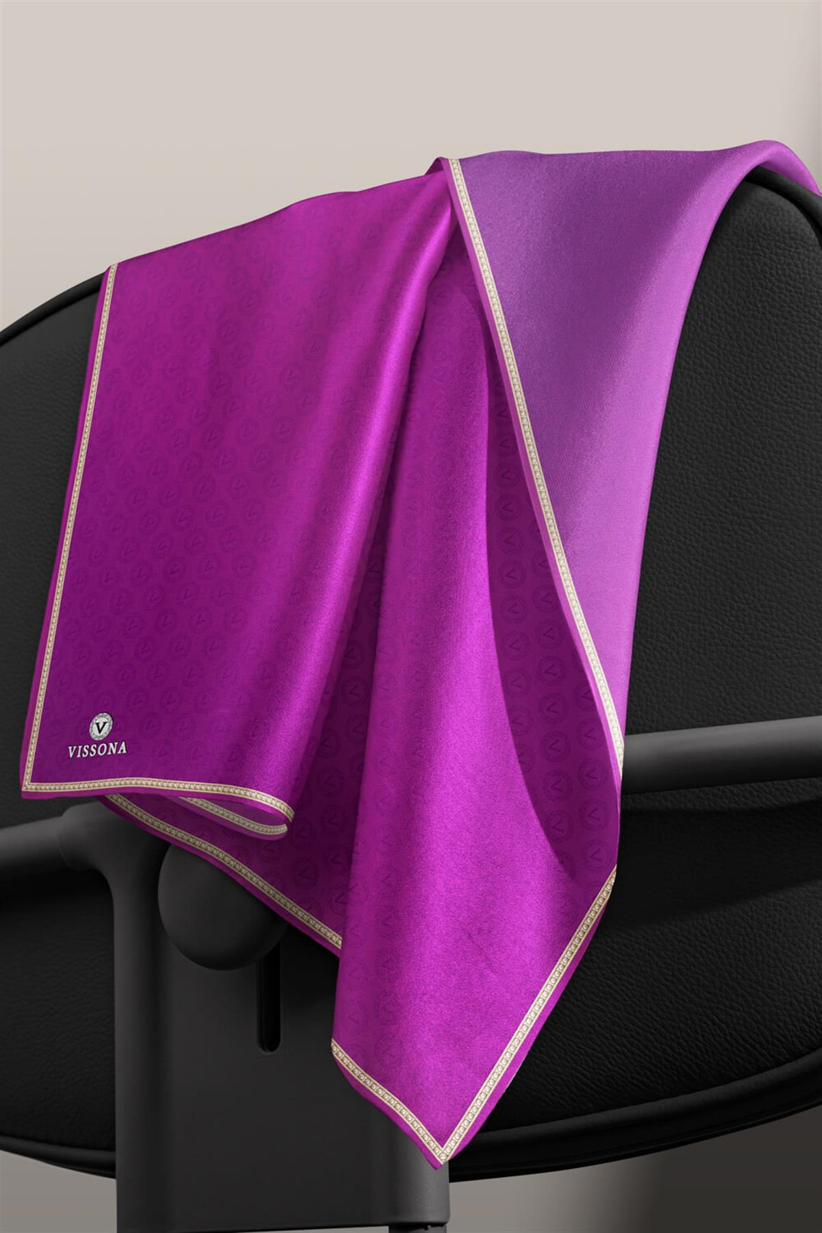 % 57 İPEK % 43 VİSKON Twill İpek Monogram Desenli Mürdüm Renkli 90x90 Eşarp Dikim Şekli : El Dikişi